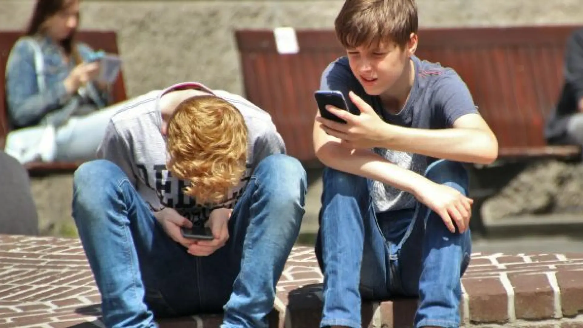 España se suma al veto a las redes para menores: cómo funciona y qué otros países lo aplican