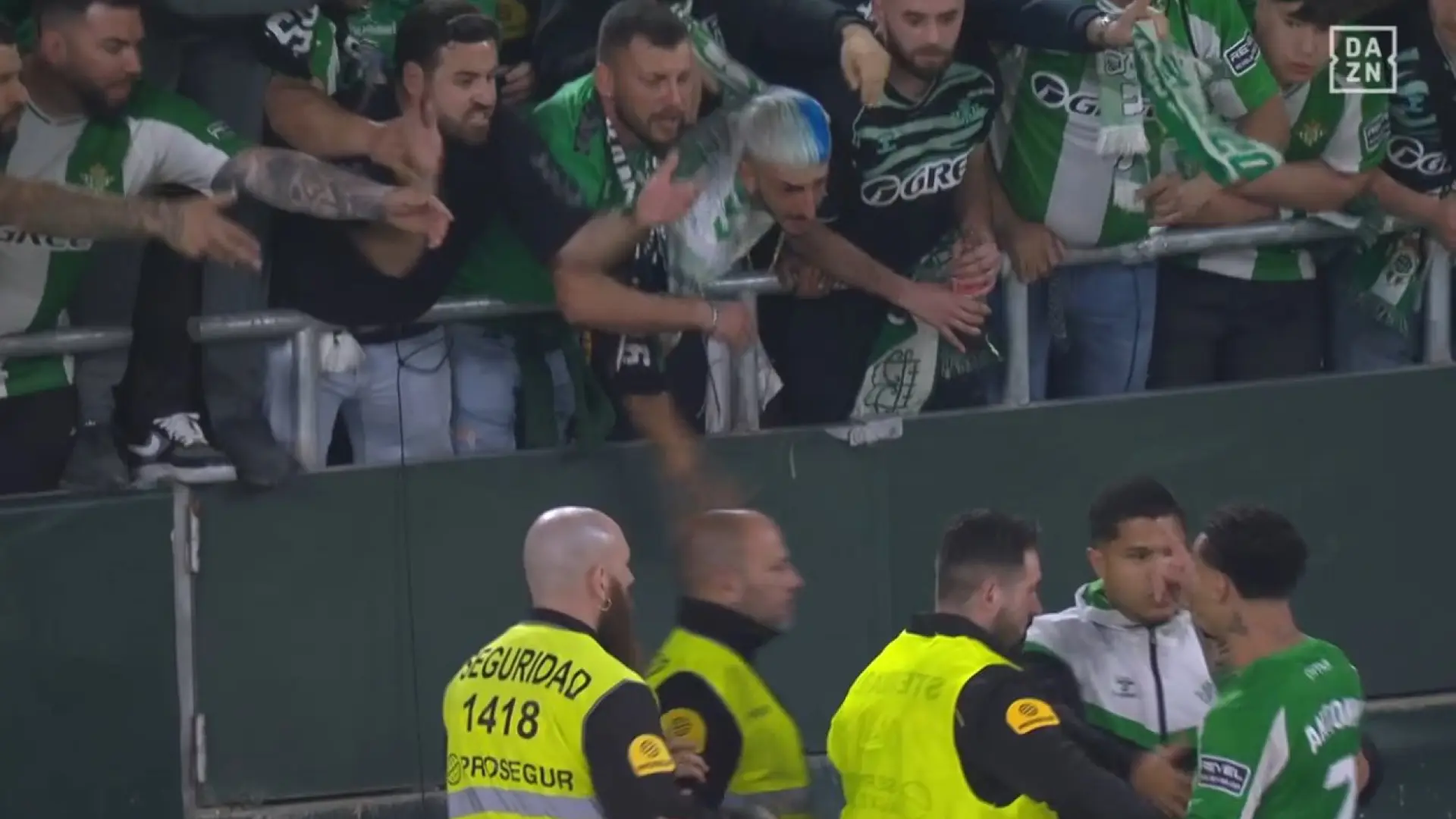 Antony se encara con la grada del Betis tras el empate en el derbi: «No era el momento de acercarse, sino de pedir disculpas»