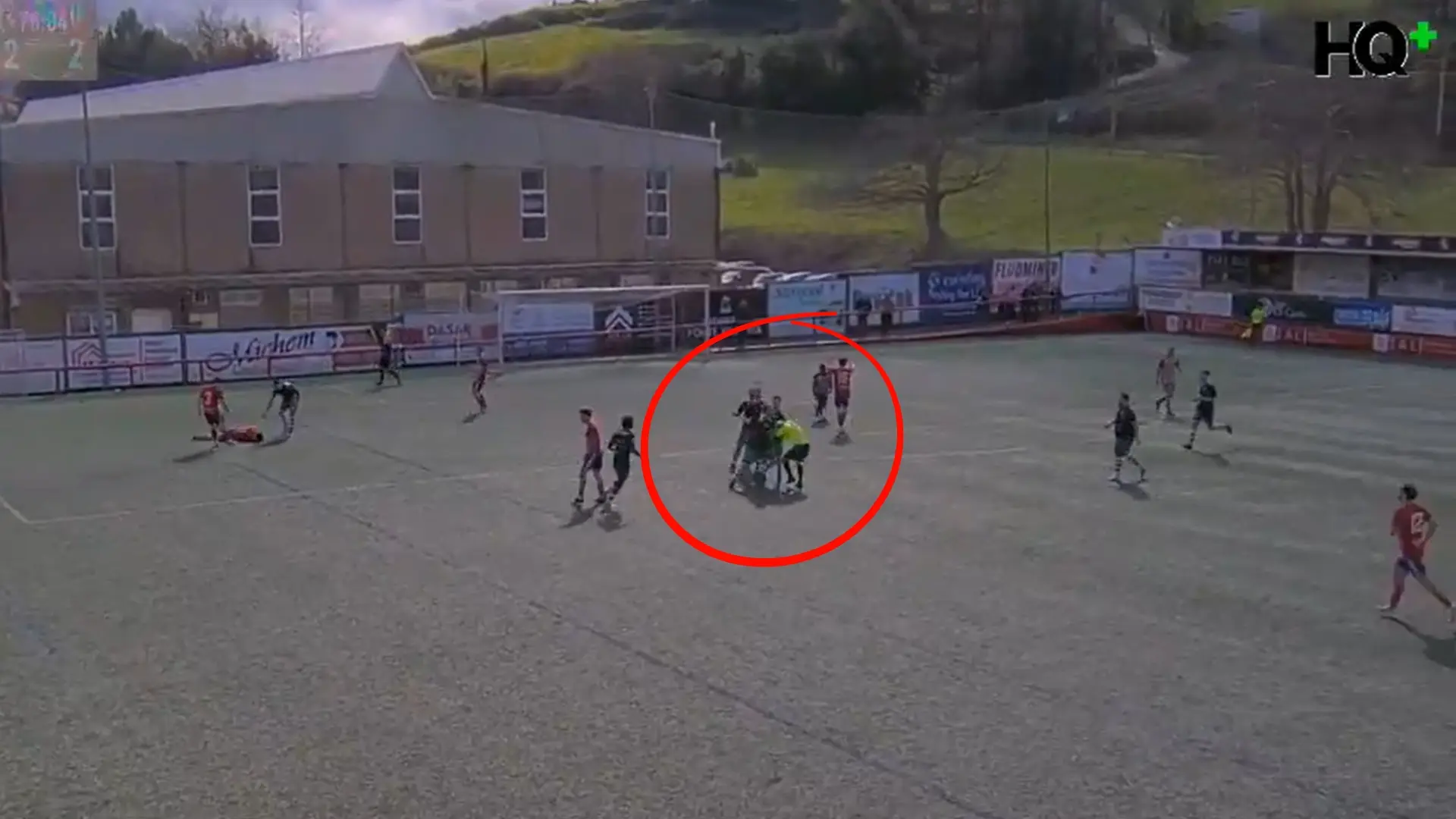 Durísima sanción para el futbolista que agredió a un árbitro y fue respaldado por su club: un año y medio sin jugar