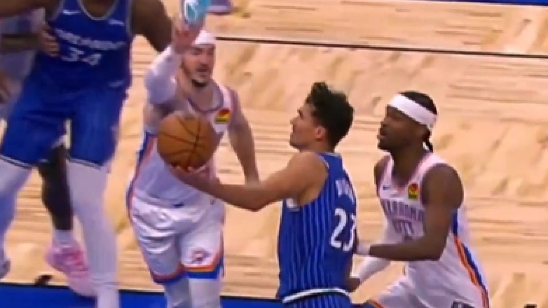 El tapón más surrealista de la NBA: Alex Caruso bloquea un tiro con la zapatilla en la mano