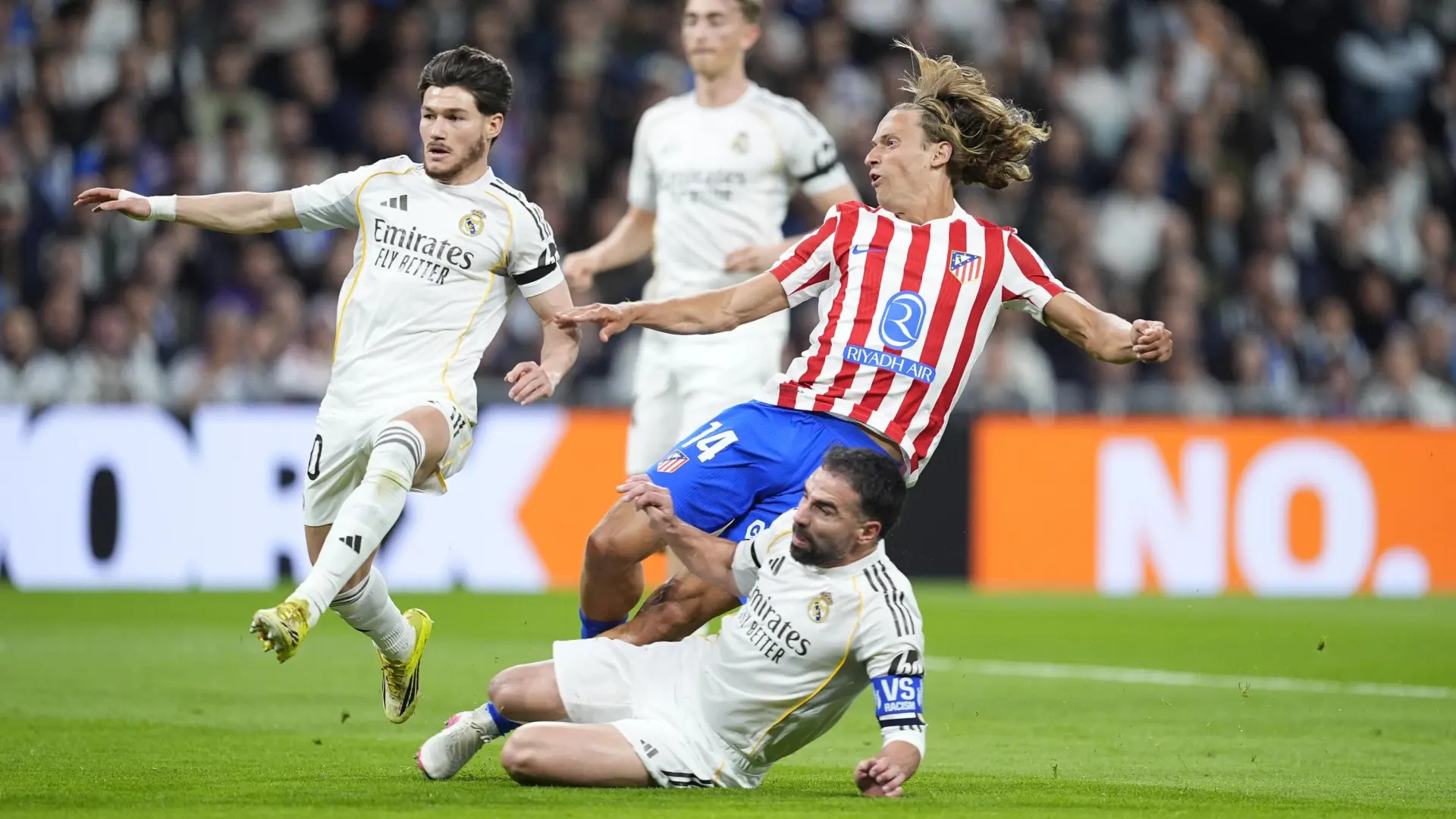 El Atleti publica los vídeos de las jugadas del derbi en las que se sintió perjudicado: «El 'piscinazo' tampoco se penaliza»