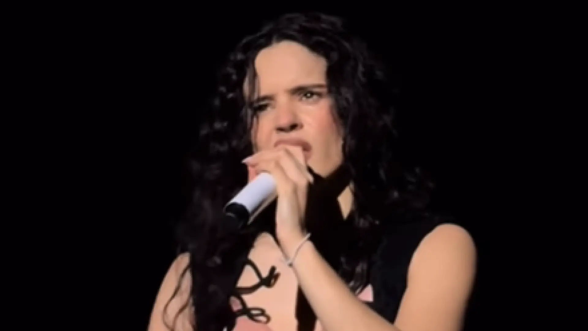 Rosalía, obligada a abandonar su concierto de Milán por un problema de salud: «He intentado seguir, pero no puedo»