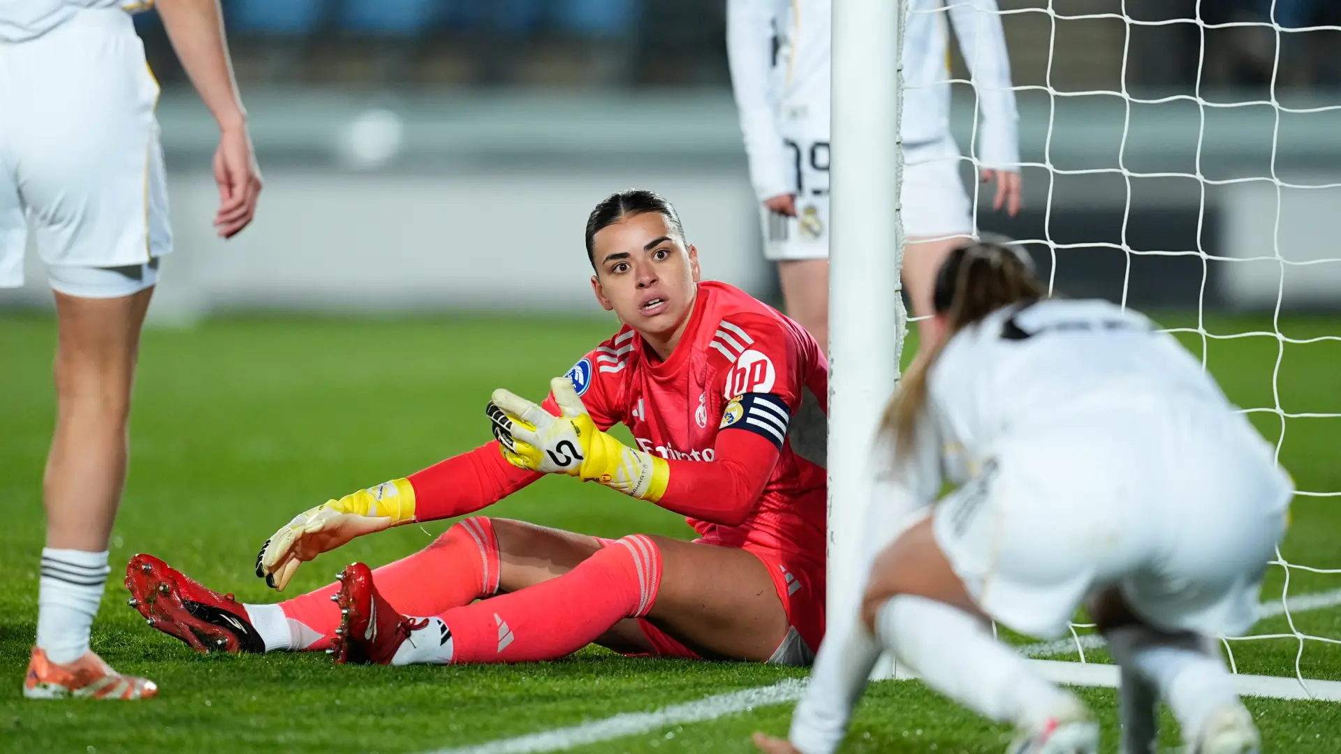 La afición del Real Madrid femenino respalda a Misa Rodríguez pese a recibir nueve goles del Barça: «¡Es mi portera!»