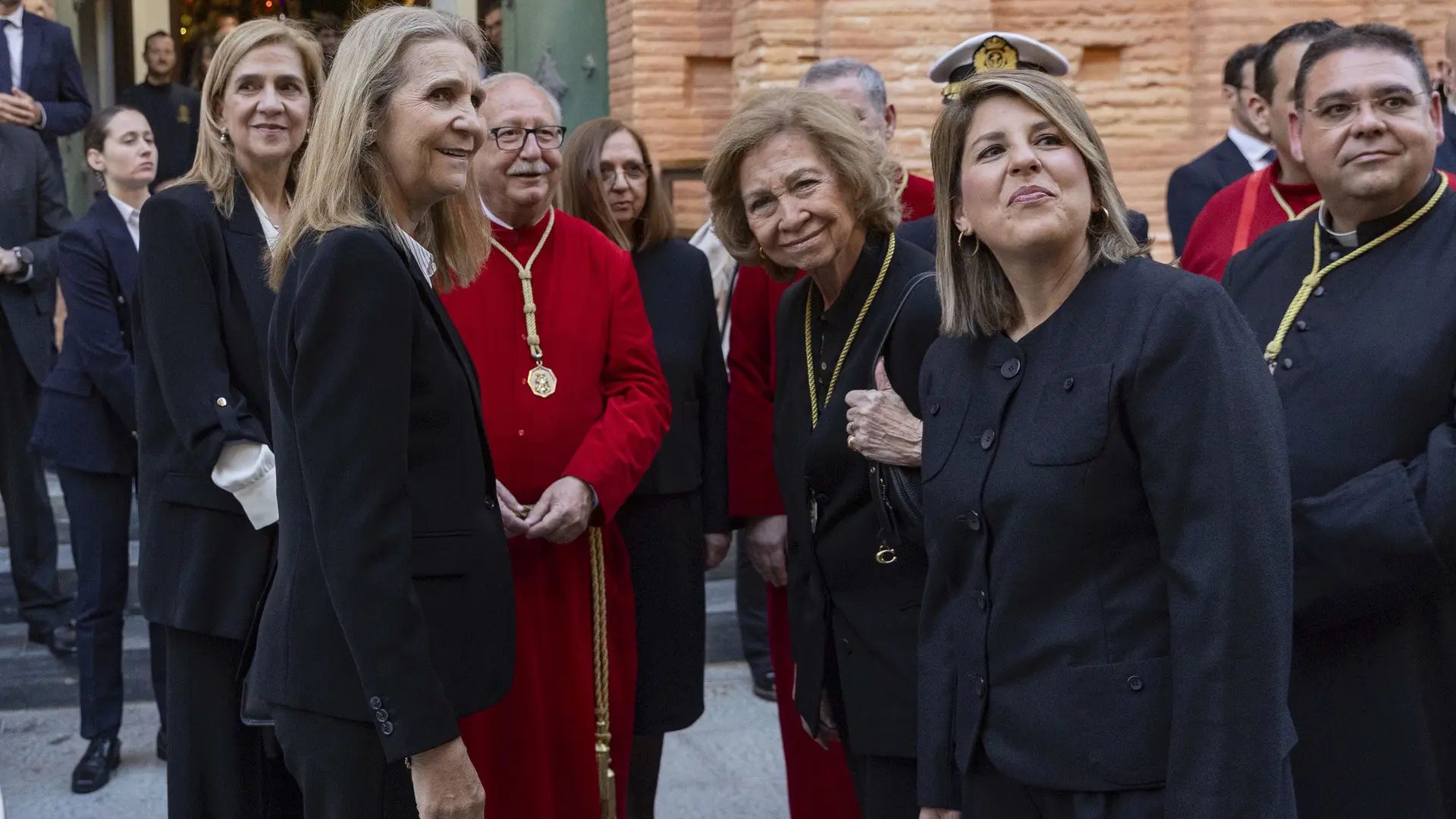 La reina Sofía acude con las infantas Elena y Cristina a la procesión del Silencio de Cartagena