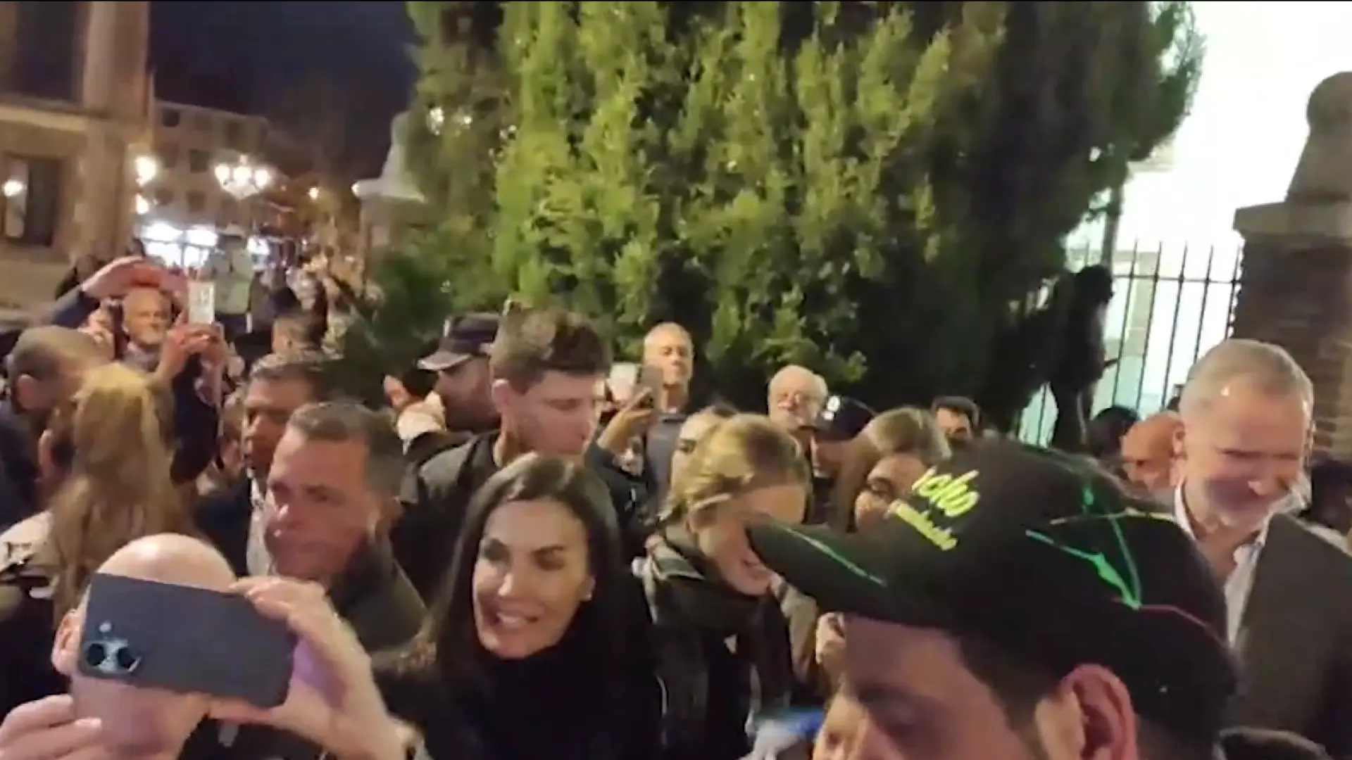 Sorpresa en Carabanchel: los reyes y sus hijas acuden a la procesión del Silencio de Viernes Santo