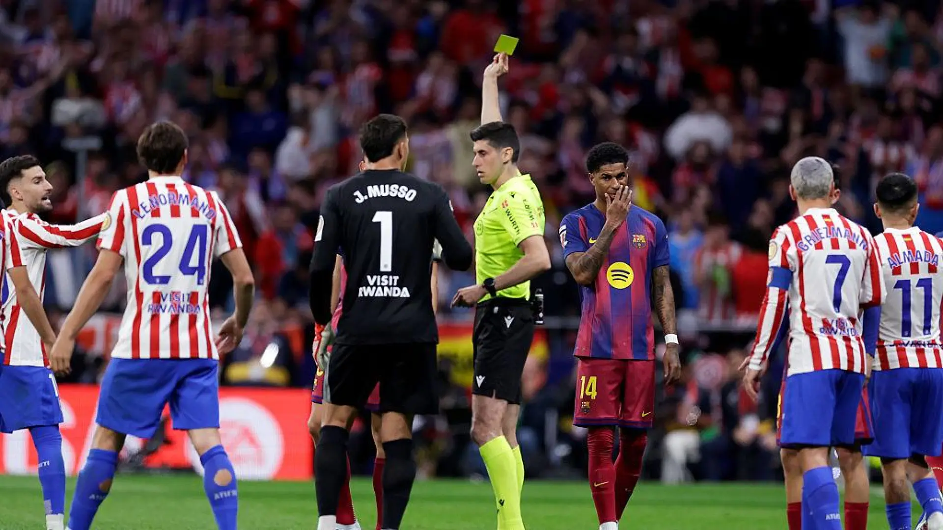 Duro comunicado del Atlético contra la Federación tras la polémica arbitral ante el Barça: «Solo queda sentir vergüenza»