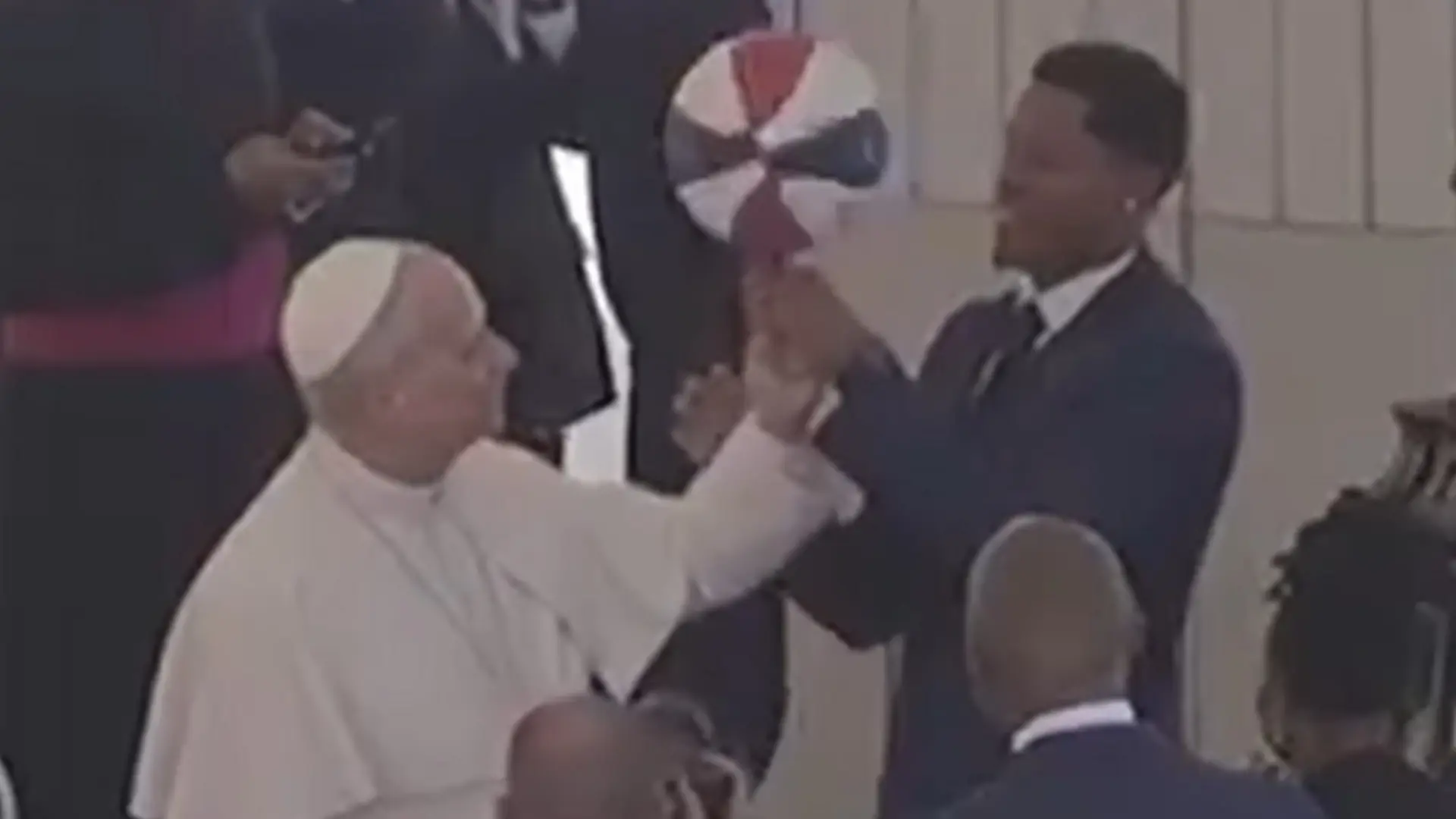 El papa León XIV recibe a los Harlem Globetrotters y muestra su 'habilidad' con el balón