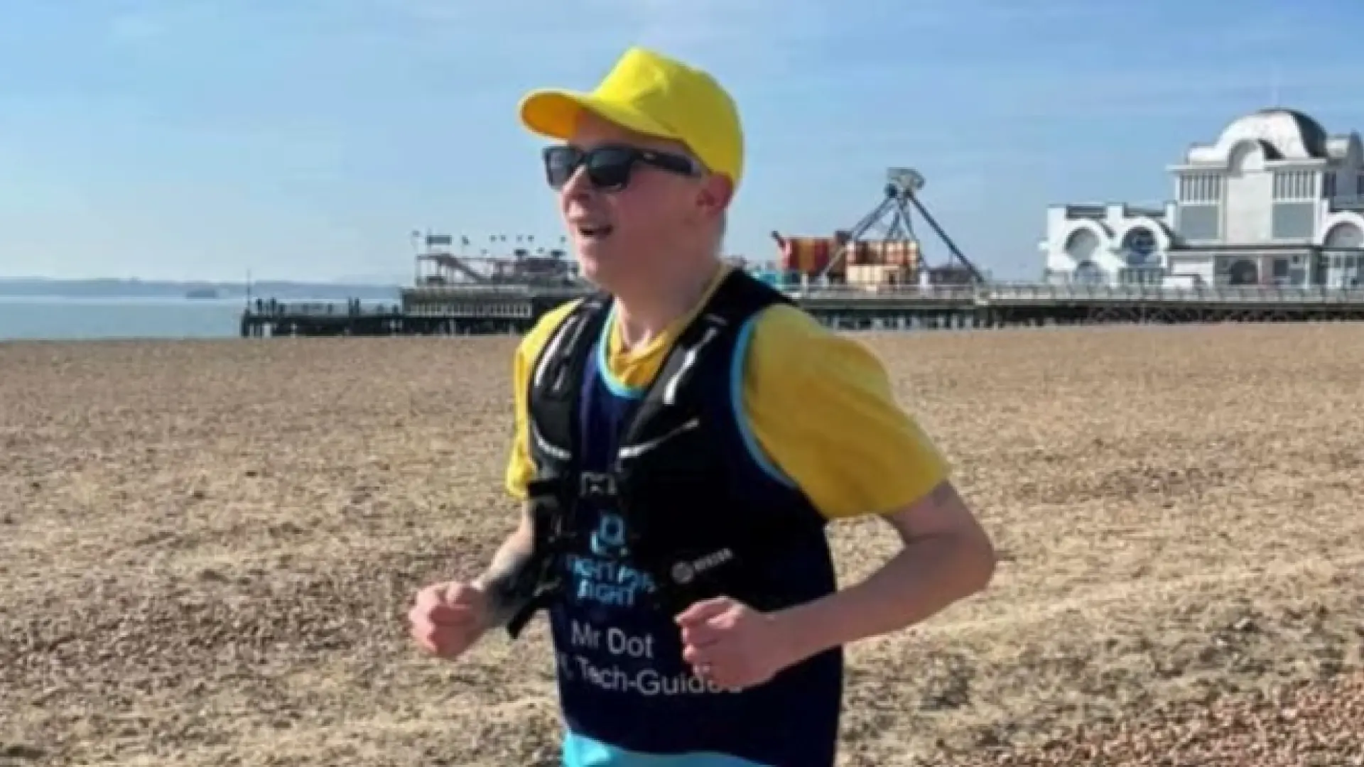 La increíble historia de Clarke Reynolds, el atleta ciego que ha completado la maratón de Brighton con unas gafas con IA