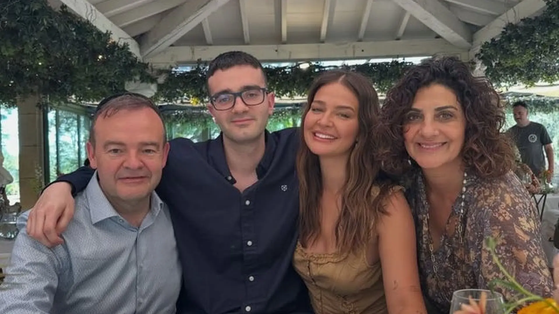 Laura Escanes cumple 30 años y muestra por primera vez a su familia al completo: sus padres separados y su hermano