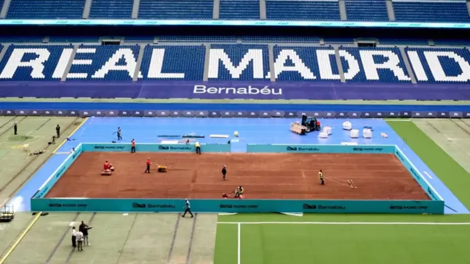 El Bernabéu se transforma para el Mutua Madrid Open: así es la pista de tenis en pleno estadio donde entrenarán los tenistas