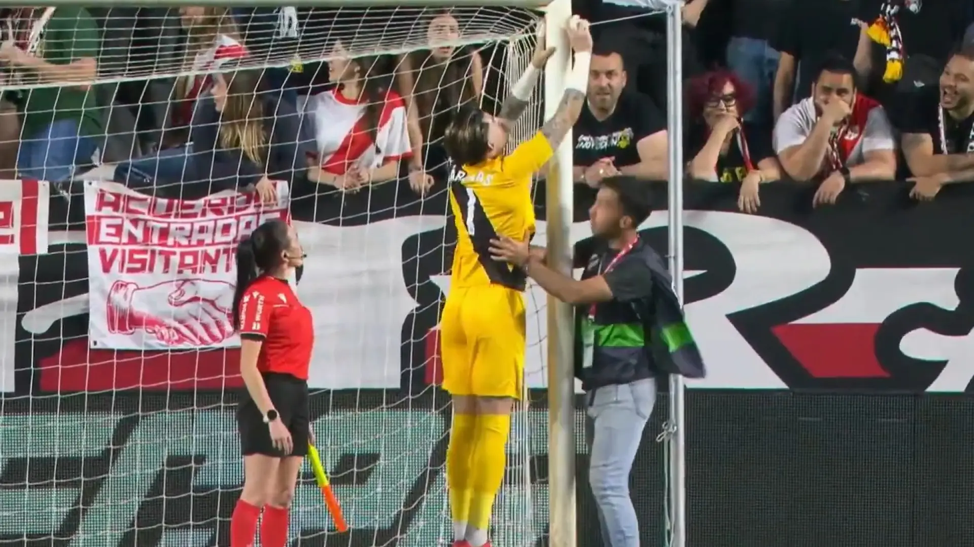 El último desastre en el estadio del Rayo Vallecano: su portero tuvo que arreglar la portería con esparadrapo