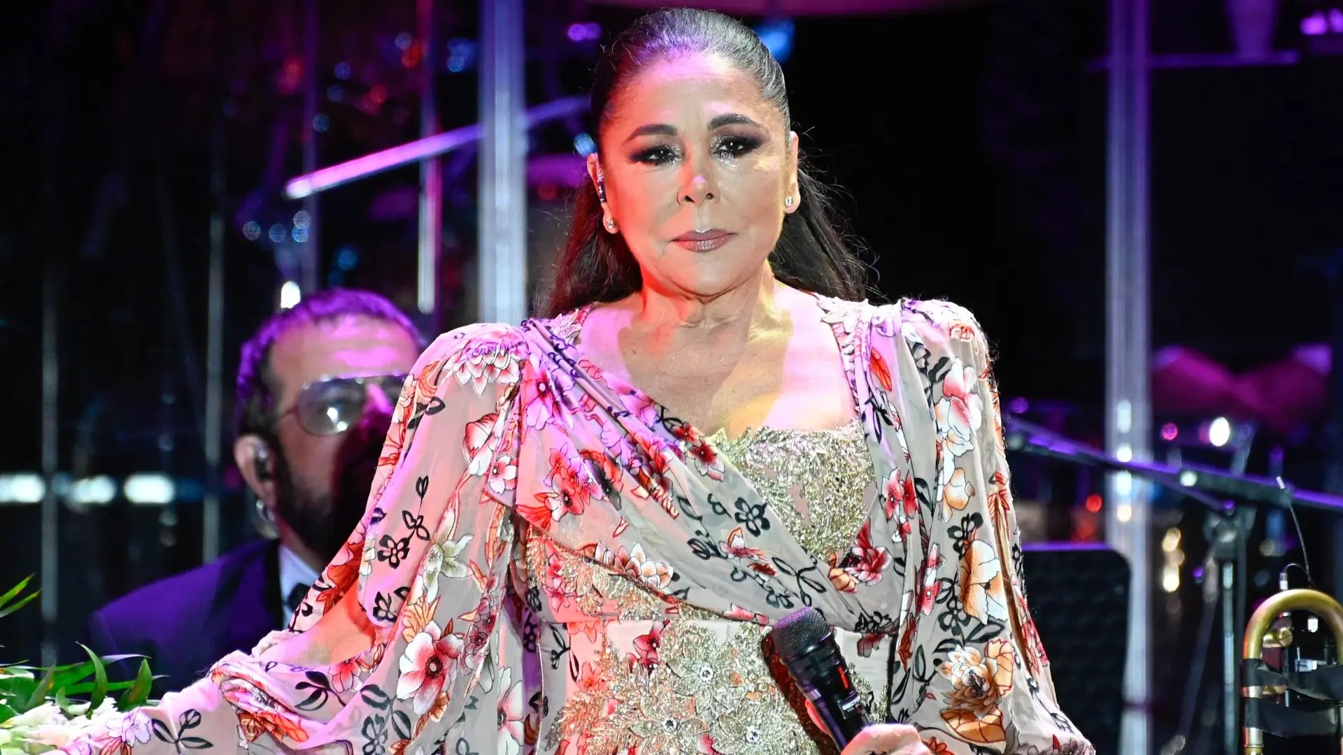 Isabel Pantoja se emociona hasta las lágrimas en un homenaje por el 50 aniversario de su trayectoria en Puerto Rico