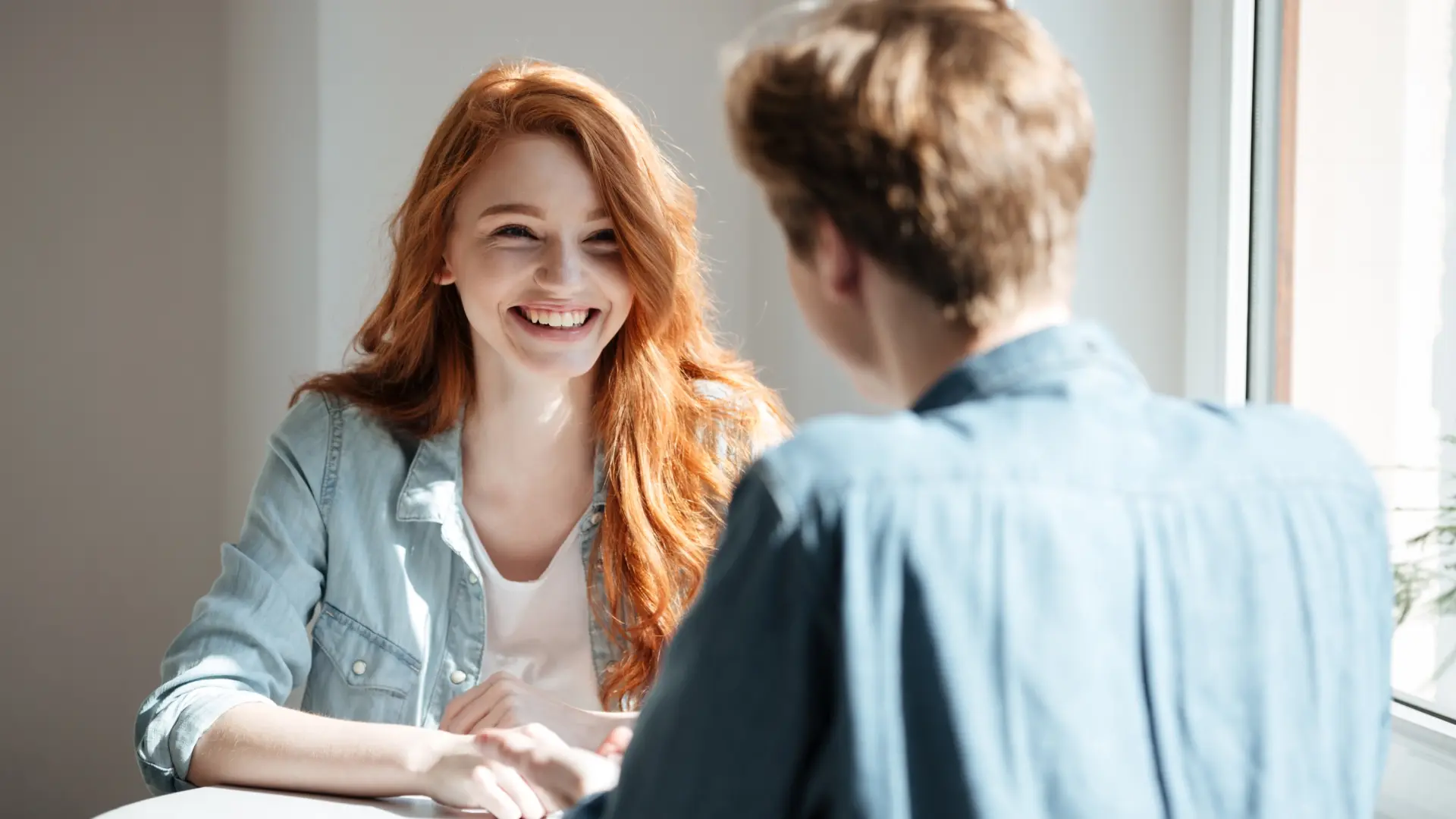 ¿Qué significa cuando alguien habla muy rápido en una conversación? La psicología lo explica