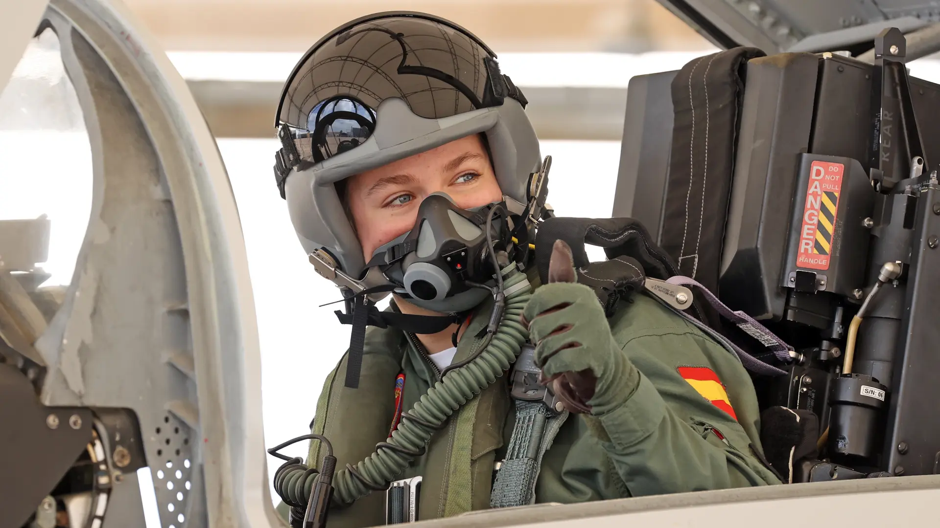 La Casa Real difunde nuevas fotos de la princesa Leonor volando en un avión de combate F5
