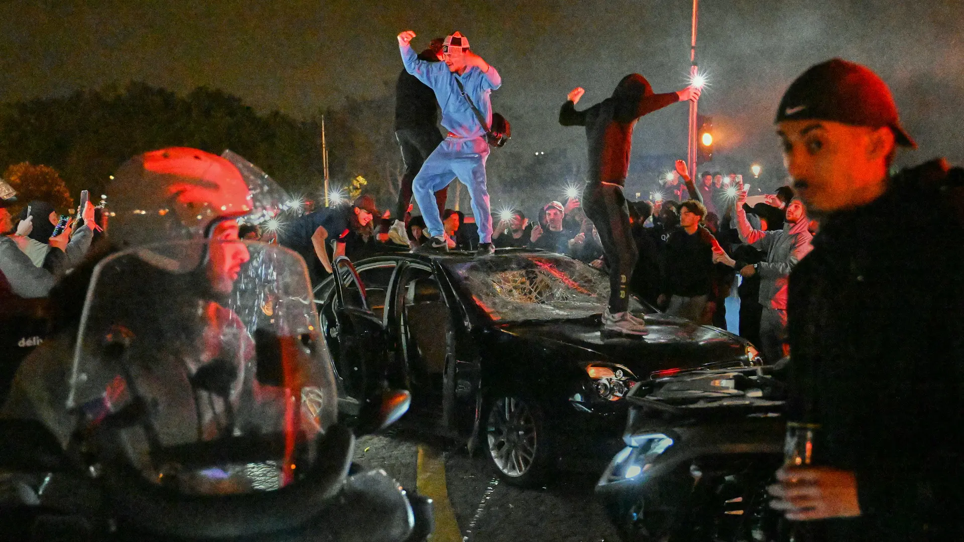 Noche de tensión en París tras la clasificación del PSG a la final de la Champions: hay 127 detenidos y 11 heridos, uno de ellos grave
