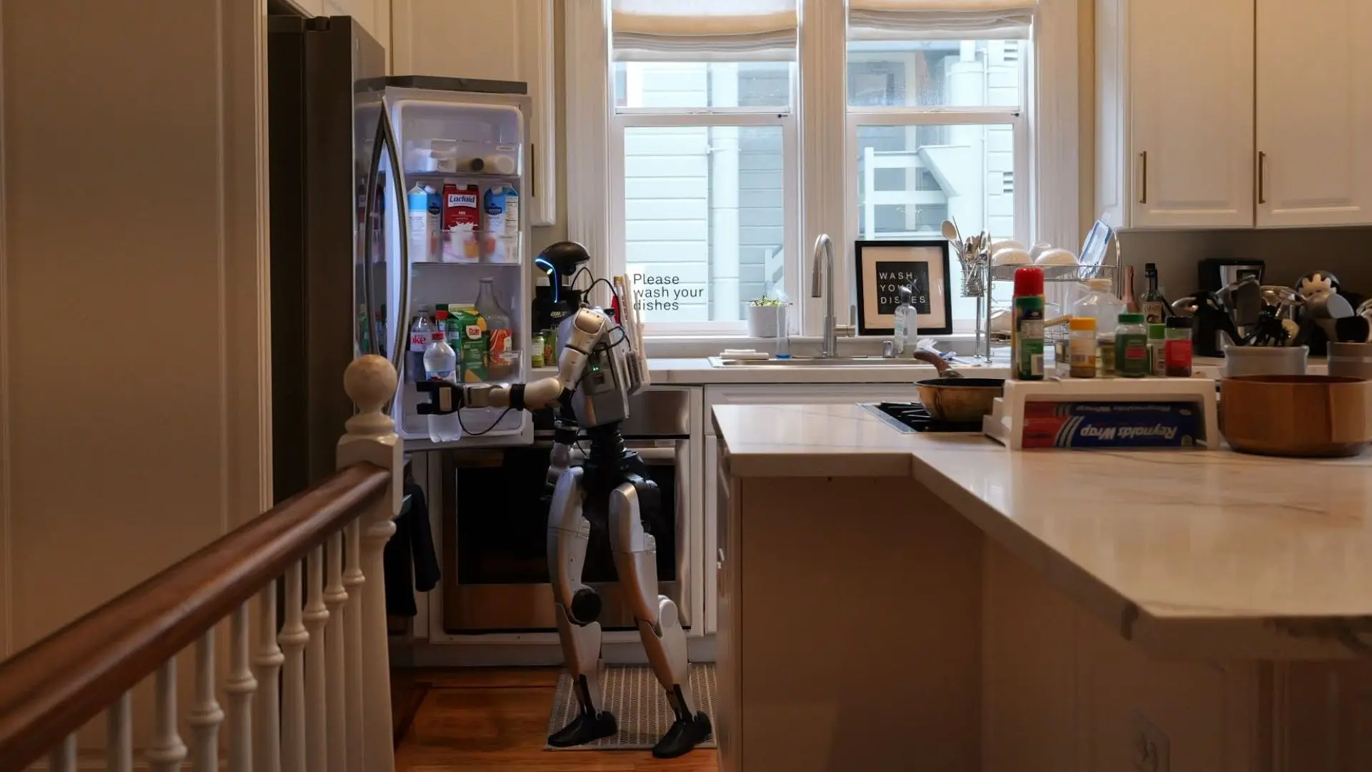 Adiós a limpiar el hogar: ahora se puede alquilar un robot humanoide por 130 euros para que recoja y ordene