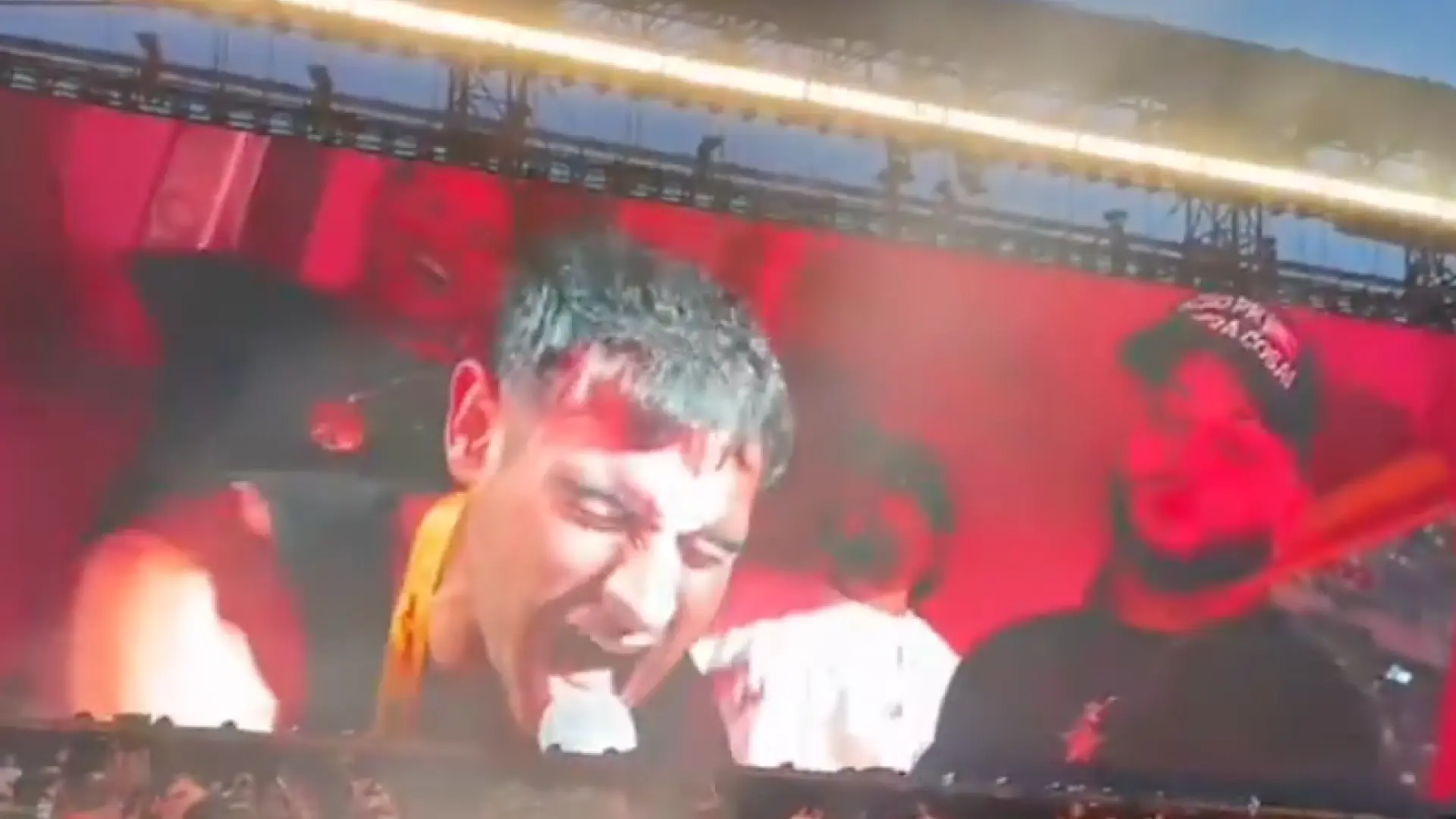 Un fan protagoniza uno de los momentos más esperados del primer concierto de Bad Bunny en Barcelona