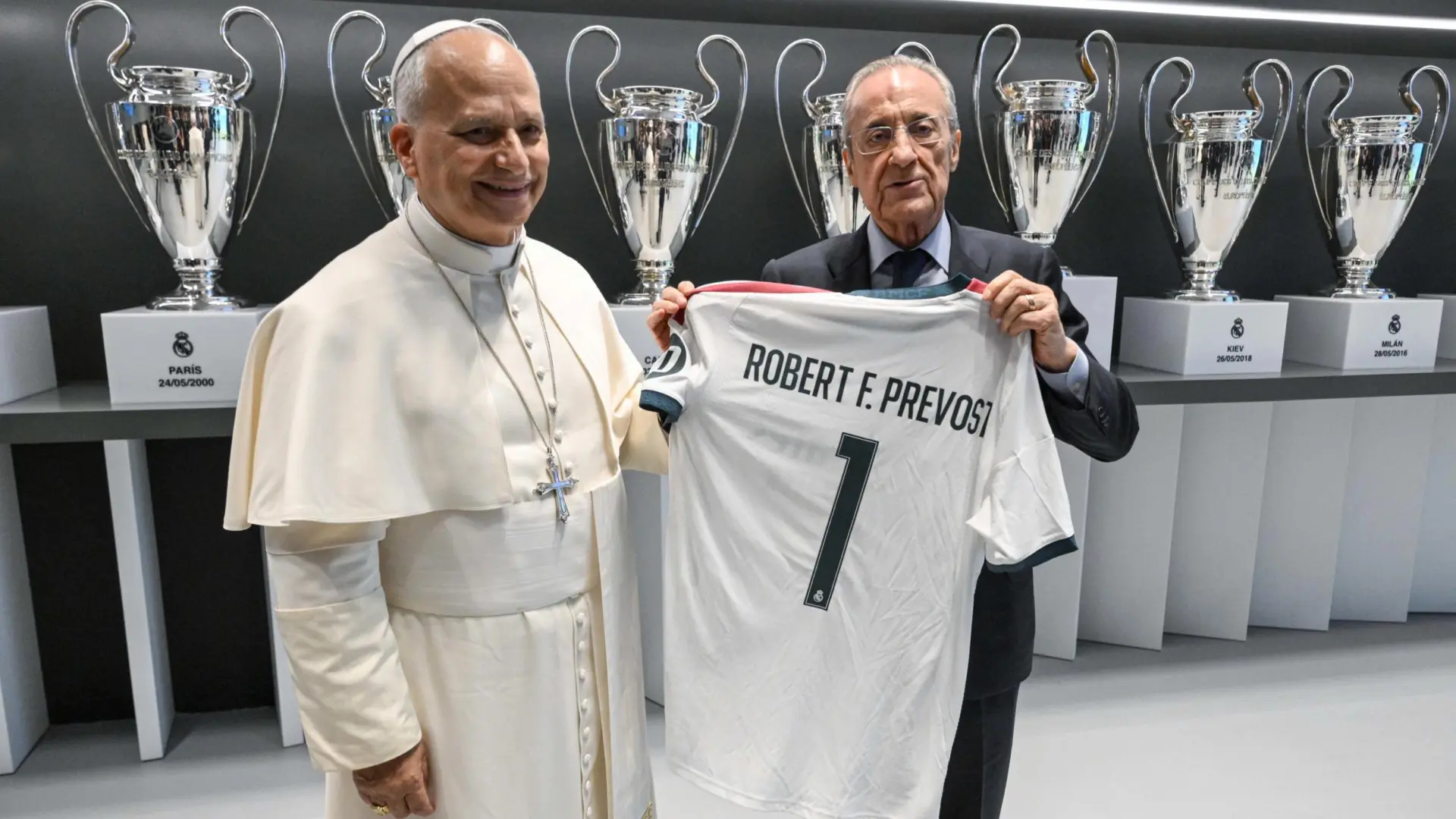Florentino Pérez recibe al papa León XIV frente a las 15 Champions del Real Madrid y le regala una camiseta