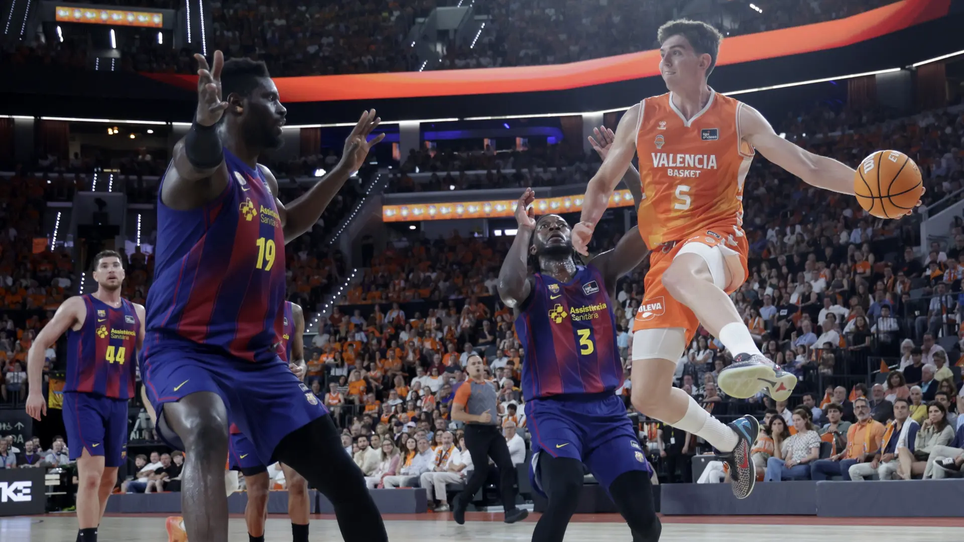 El Valencia destroza al Barça en el segundo partido para igualar las finales de la ACB