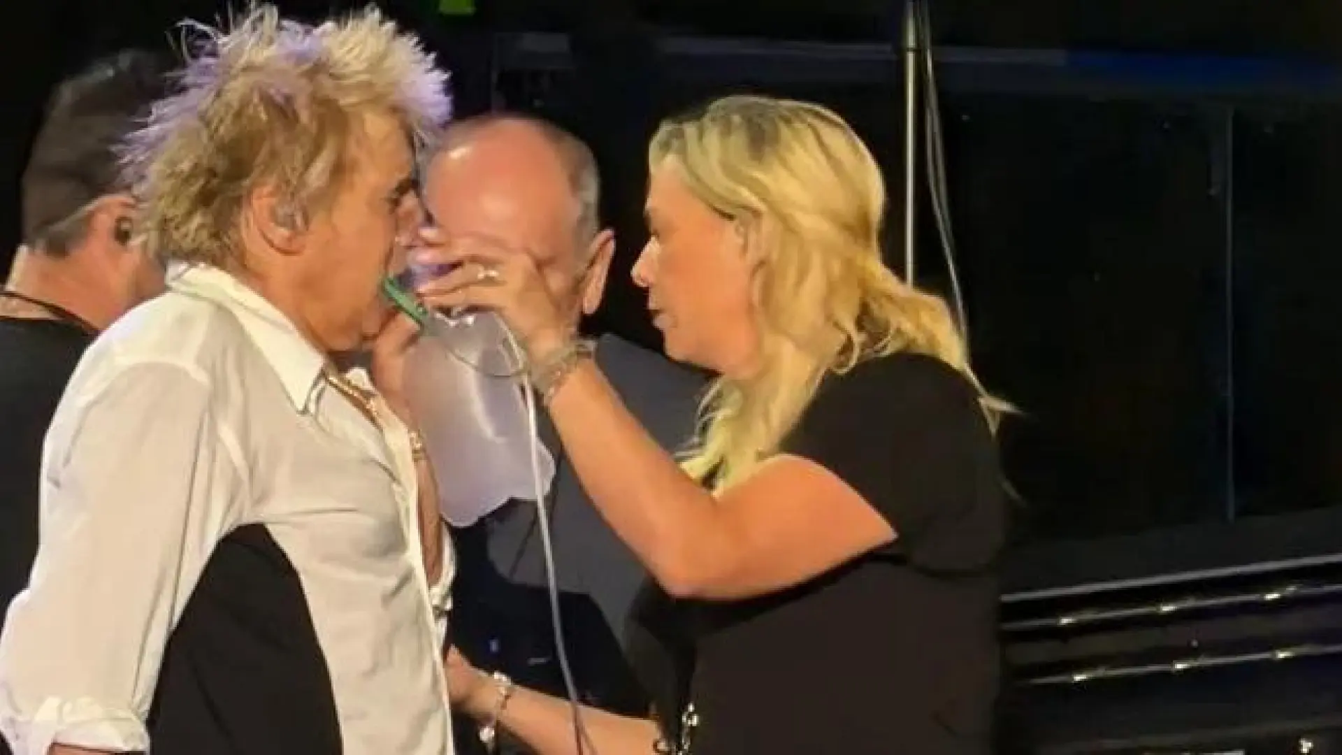 Alarma por el estado de salud de Rod Stewart: casi se desmaya y recibe oxígeno en el escenario