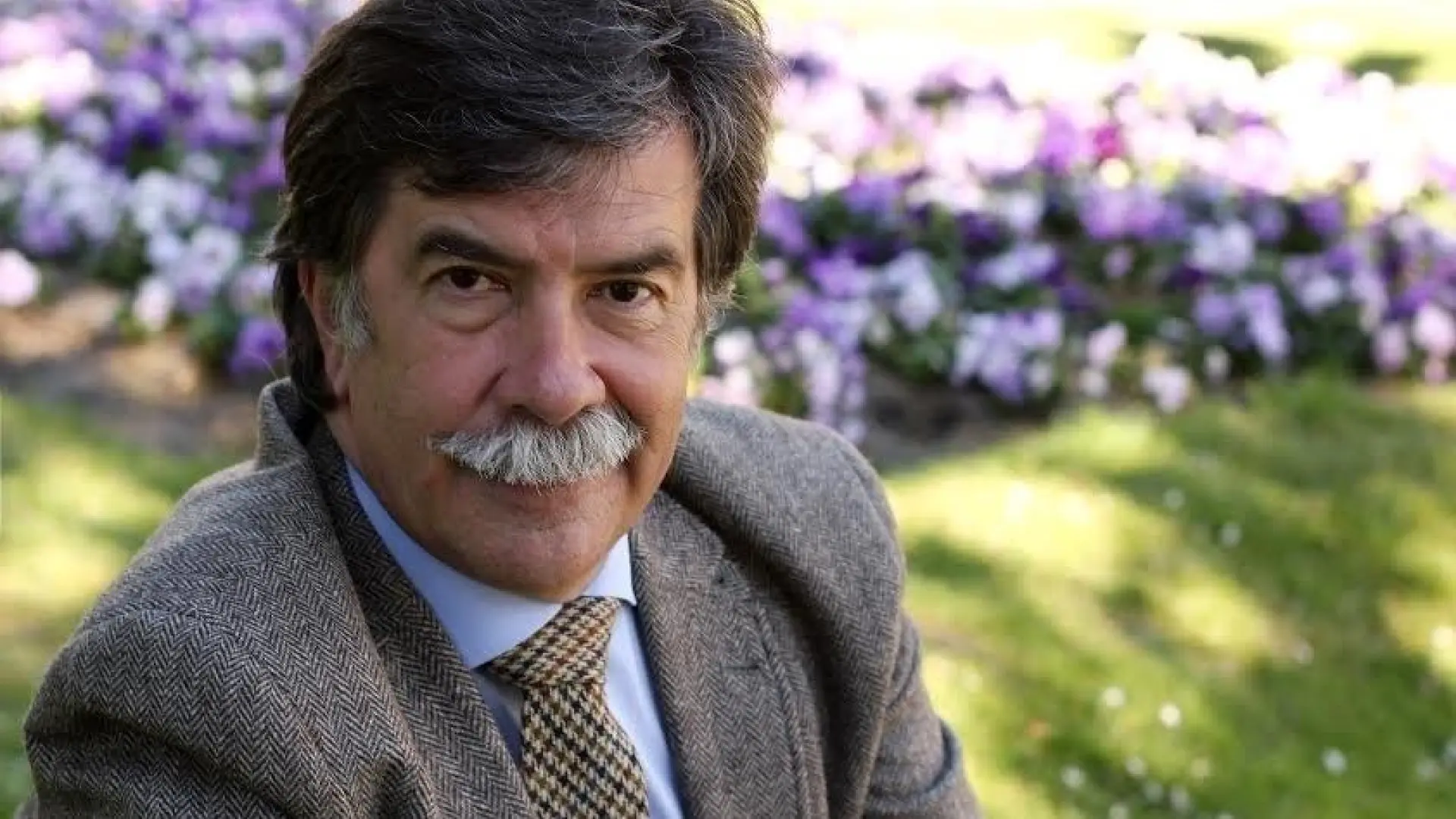 Javier Urra, psicólogo, advierte de las consecuencias de sobreproteger a los hijos: «Puede llegar a ser casi un maltrato»