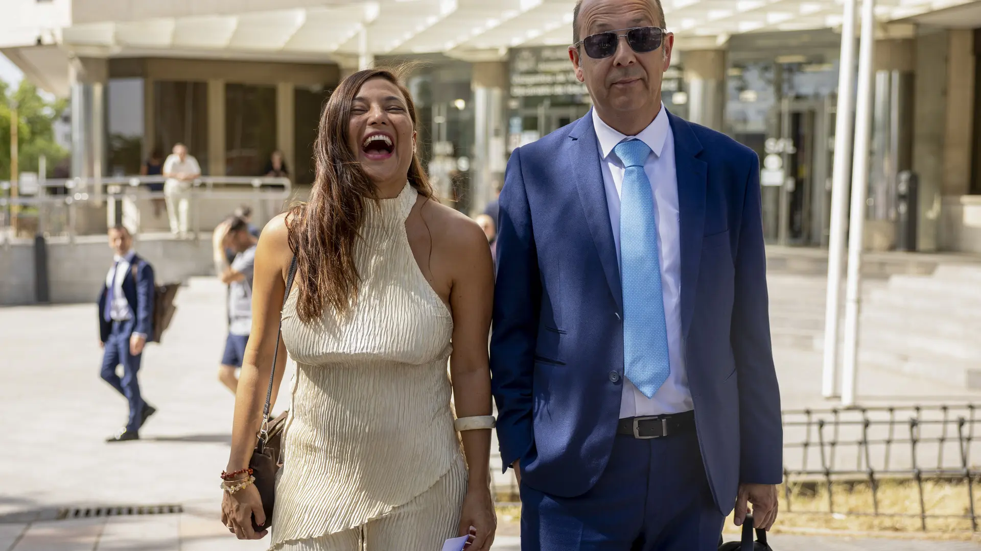 Elisa Mouliáa voló de Dubái a Lisboa para entrar en España por carretera: sube un vídeo haciendo una 'peineta' en un descapotable