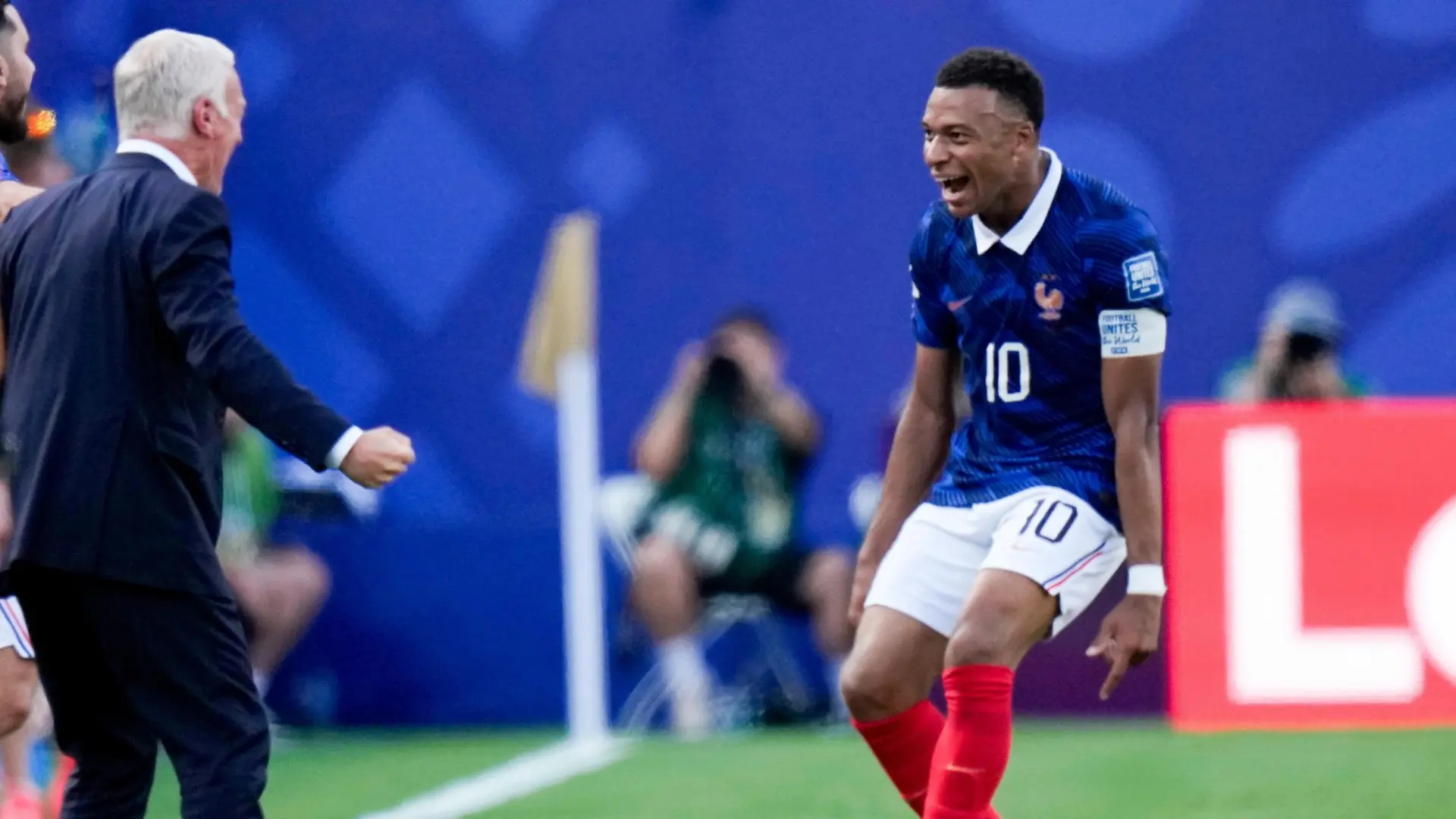 Mbappé se resarce de su mala noche con un golazo a Suecia al filo del descanso