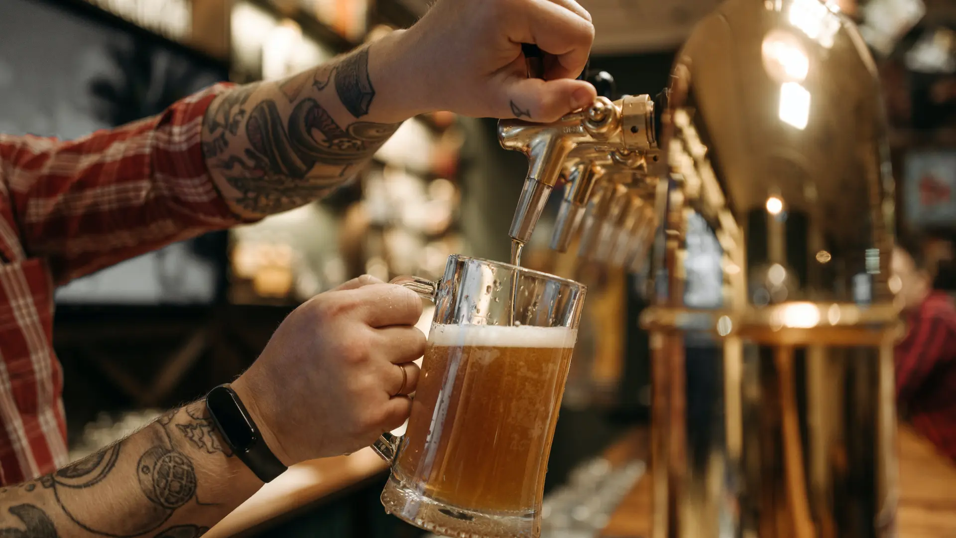 La cara oculta de la cerveza con limón: algunas ni siquiera llevan limón y además no son tan ligeras como parece