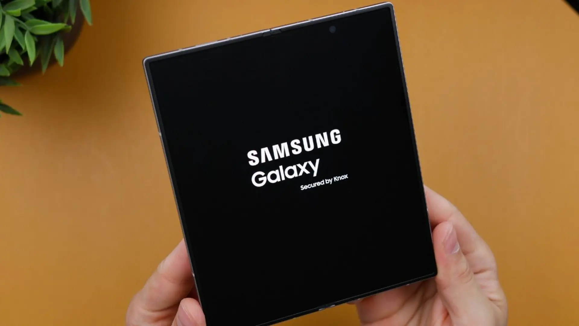 Samsung patenta un móvil plegable que se transforma en un caja al doblarse por completo