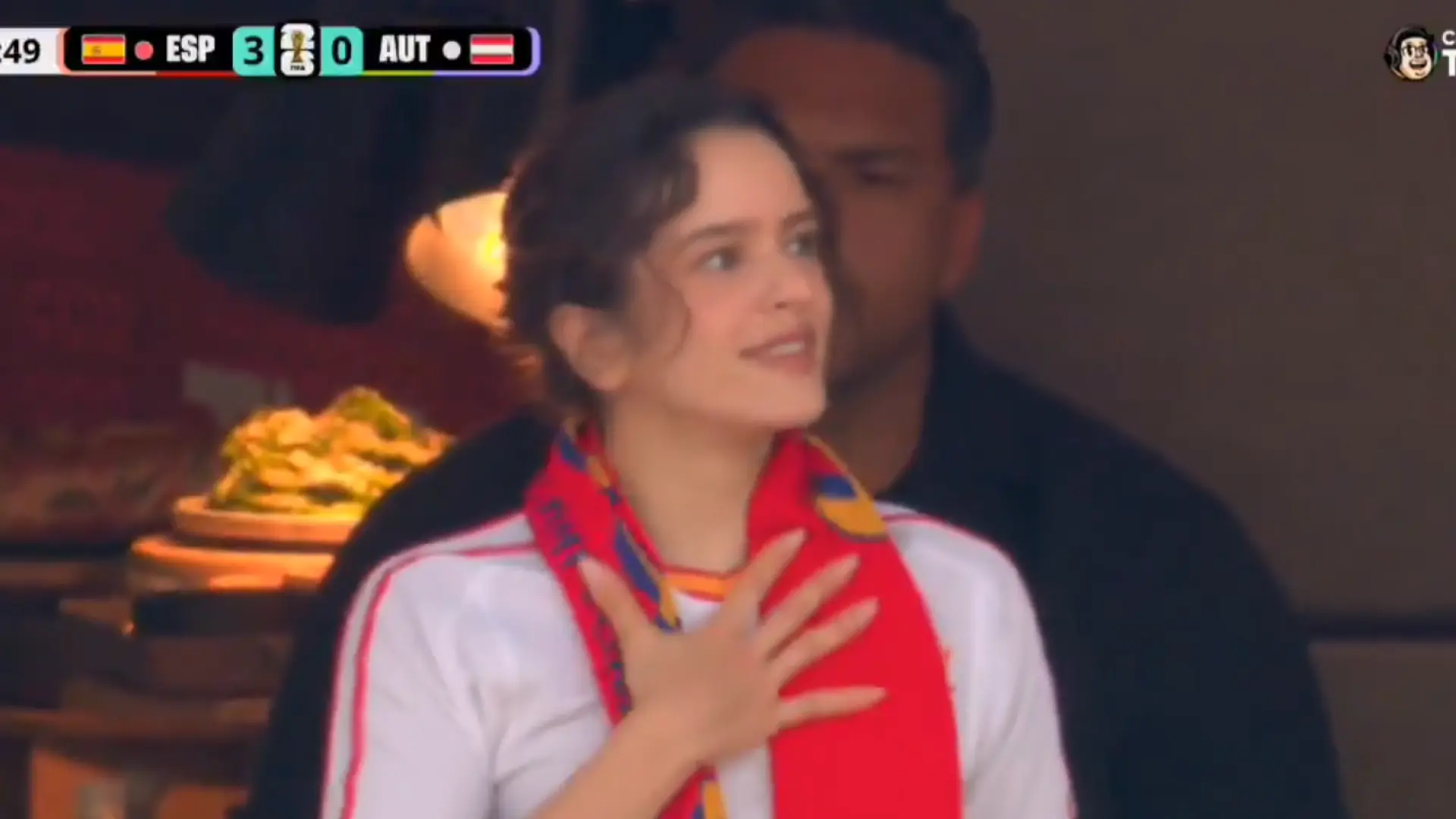 Rosalía se convierte en una aficionada más durante el partido España-Austria y celebra los goles al ritmo de 'Despechá'