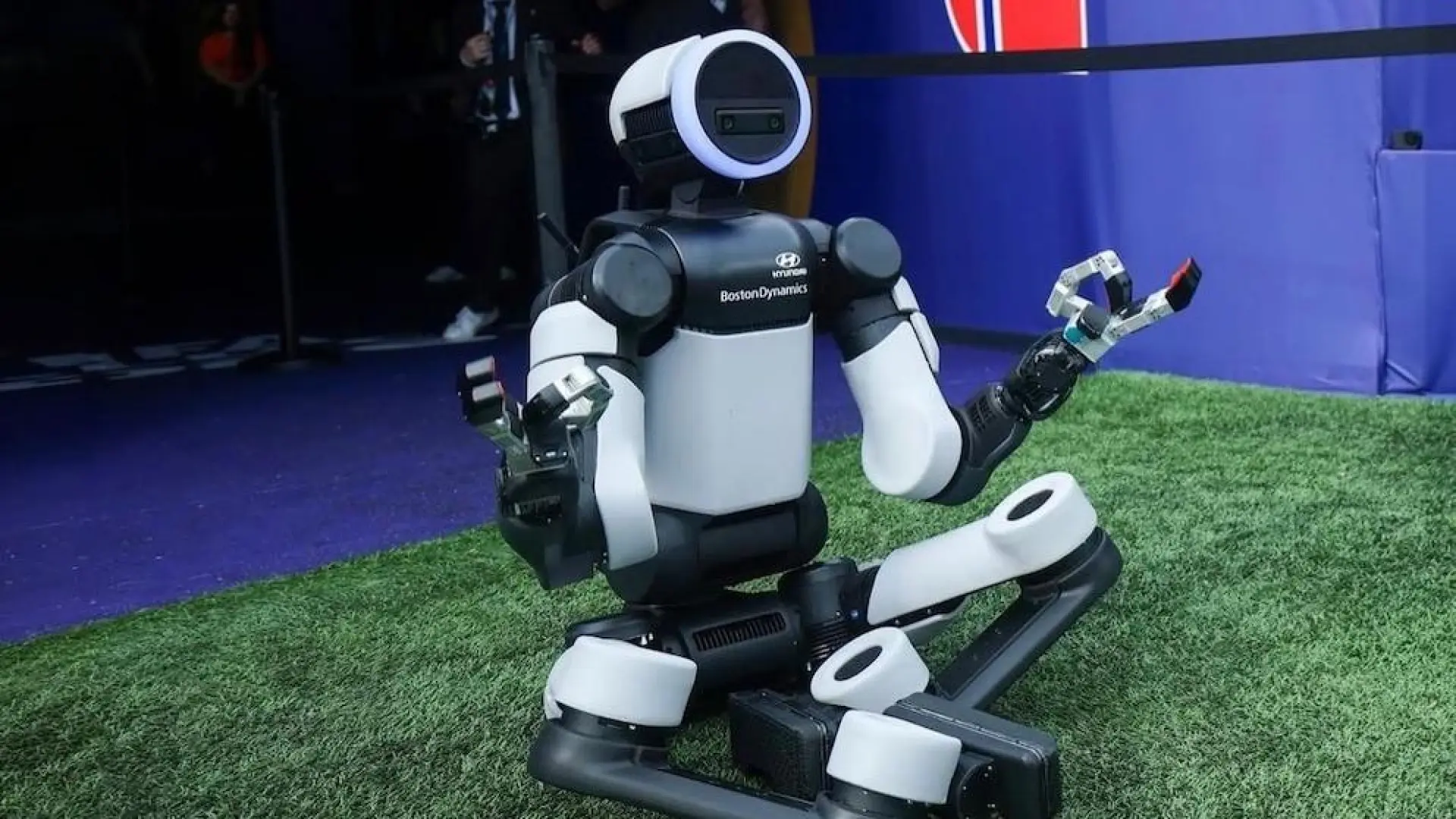 El robot humanoide Atlas sorprende en el Mundial 2026 con las celebraciones más icónicas de Haaland y Harry Kane