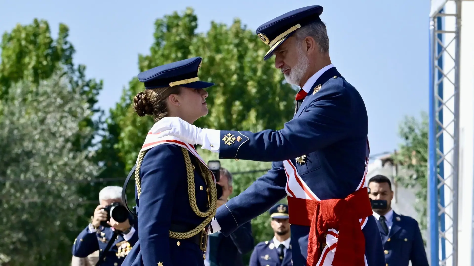 Leonor concluye su instrucción militar: su padre le entrega el despacho de alférez en una solemne ceremonia en San Javier