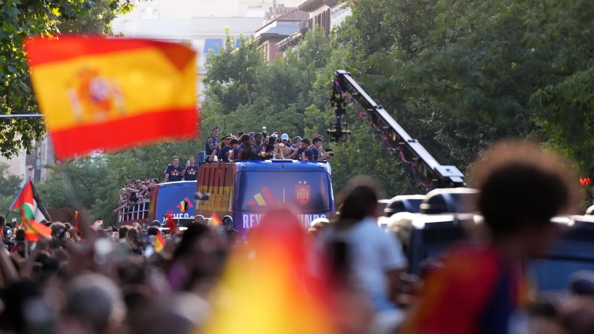 Más de un millón de aficionados arropa la rúa de los campeones