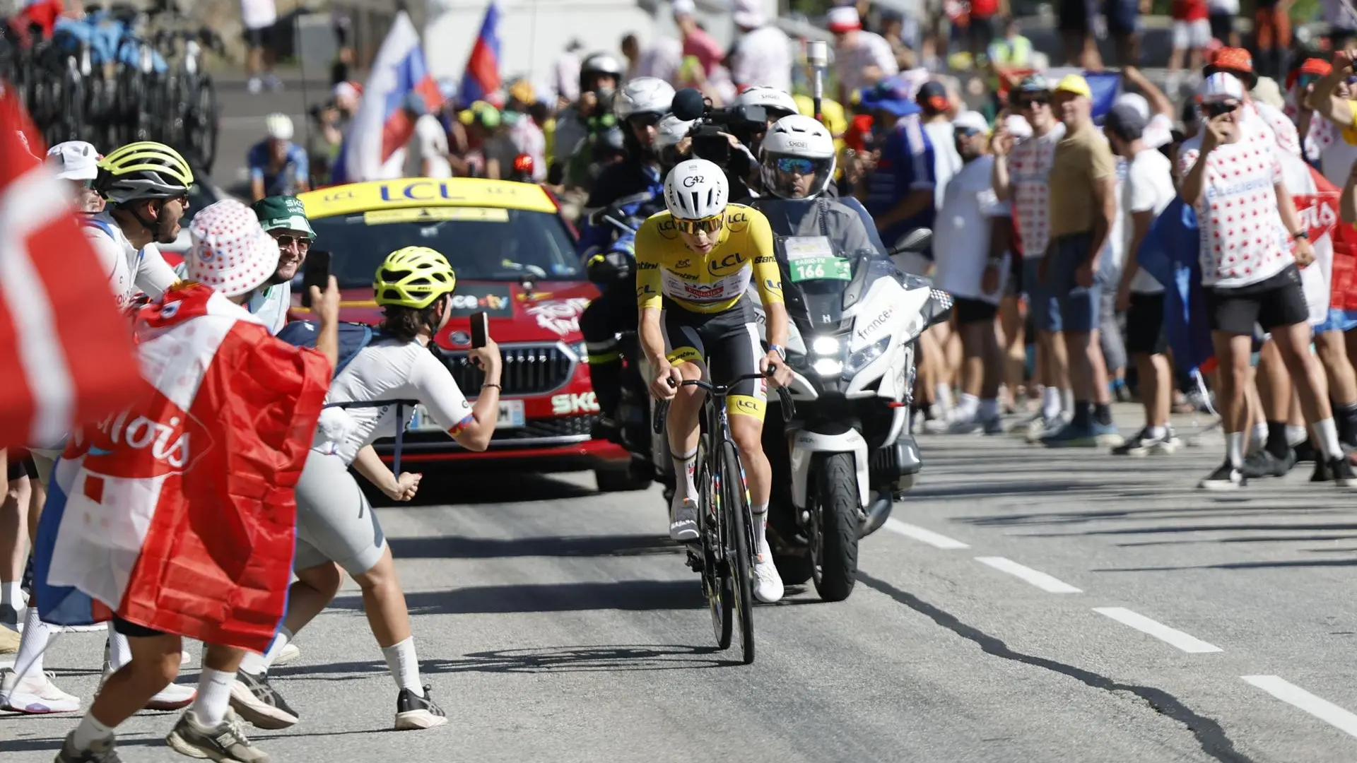 Tensión en el Tour de Francia: pelea entre dos aficionados en la decimonovena etapa