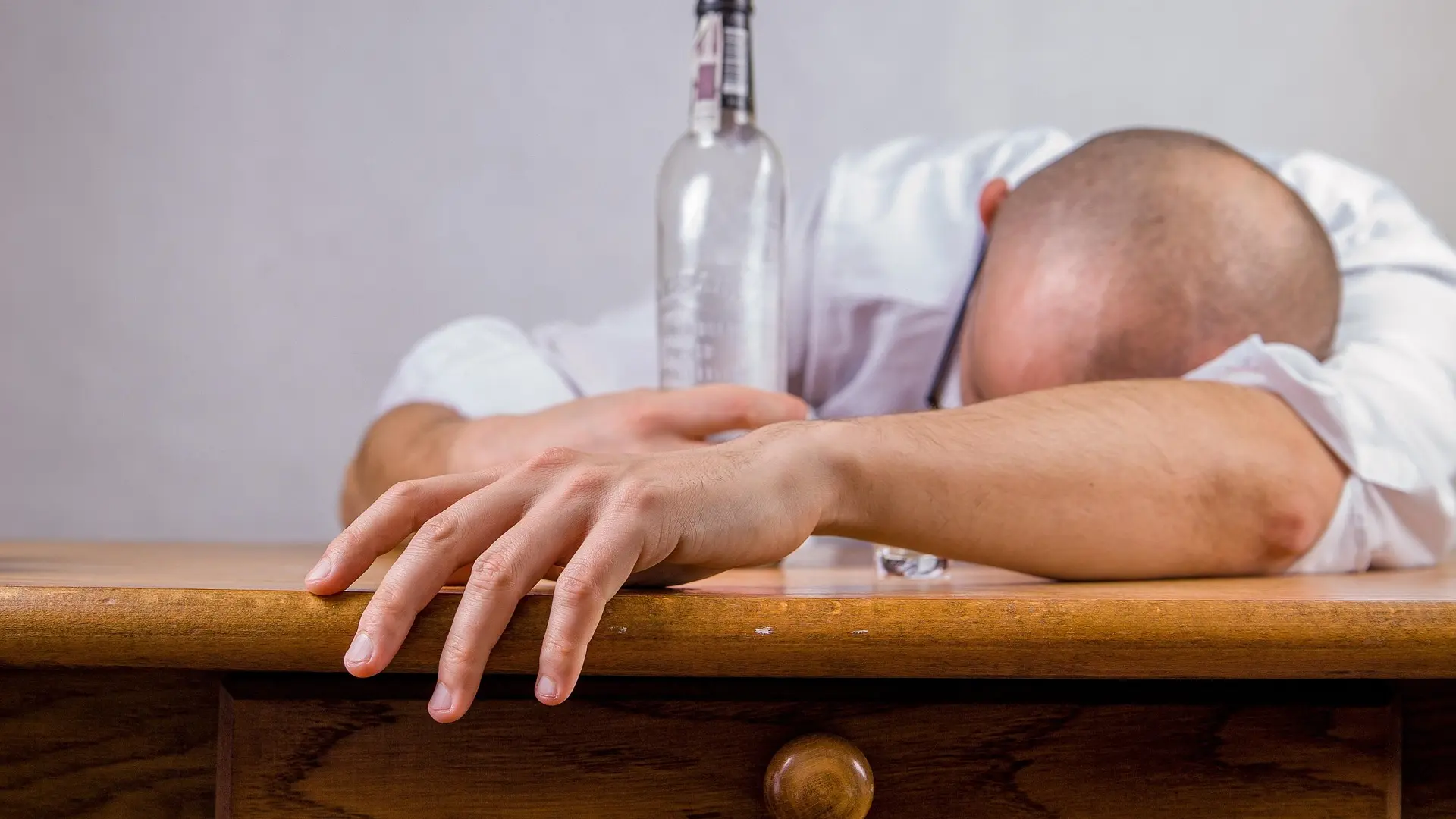 Lo que le sucede a tu cuerpo cuando estás todo el día bebiendo, según la ciencia: desde el primer trago hasta que te pasas de la raya