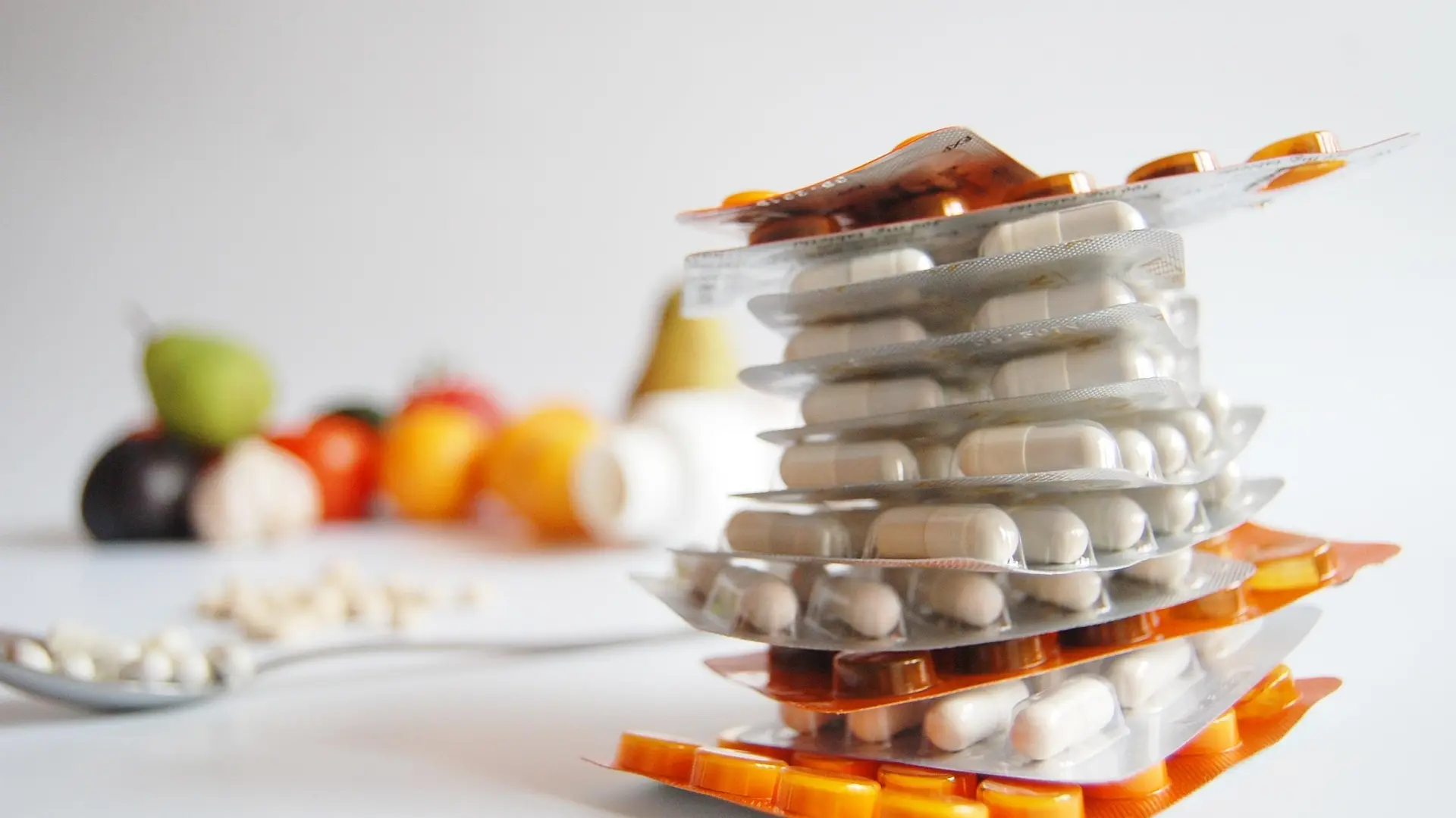 Los alimentos que pueden alterar los efectos de tus medicamentos, según el cardiólogo Aurelio Rojas