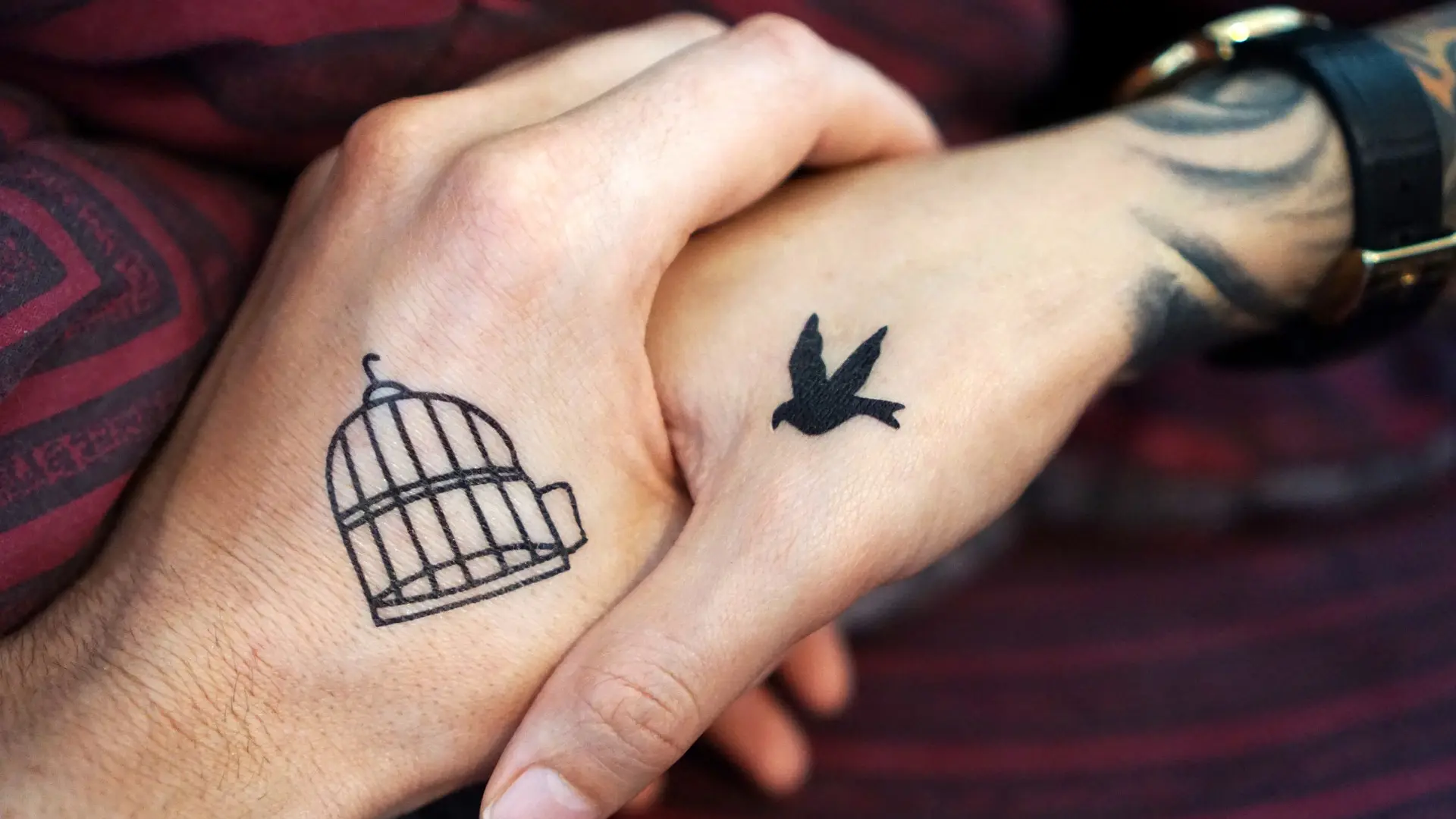 Sanidad retira con urgencia una tinta de tatuaje y maquillaje permanente que se vendía sin autorización