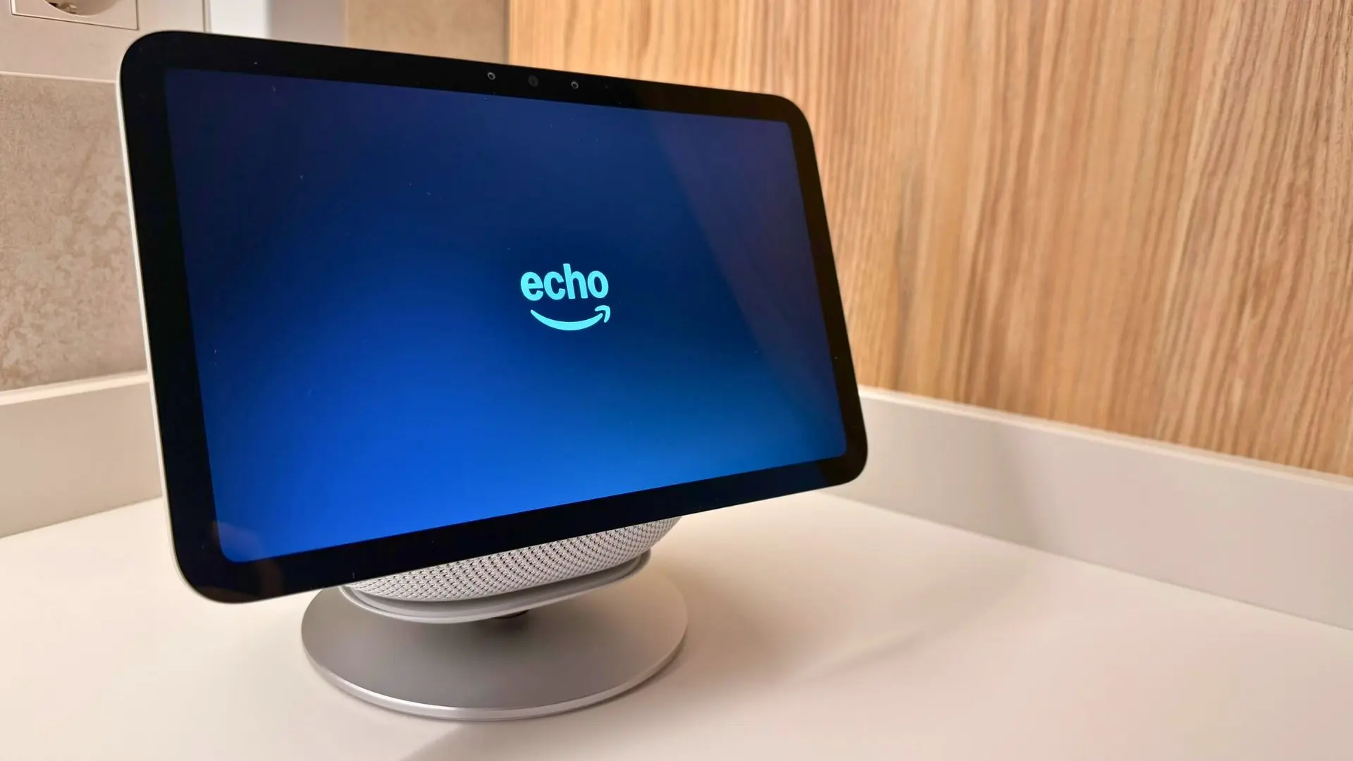 Pasa de ver recetas a escuchar tu música con Echo Show 8: altavoces de alta calidad, llamadas y pantalla HD