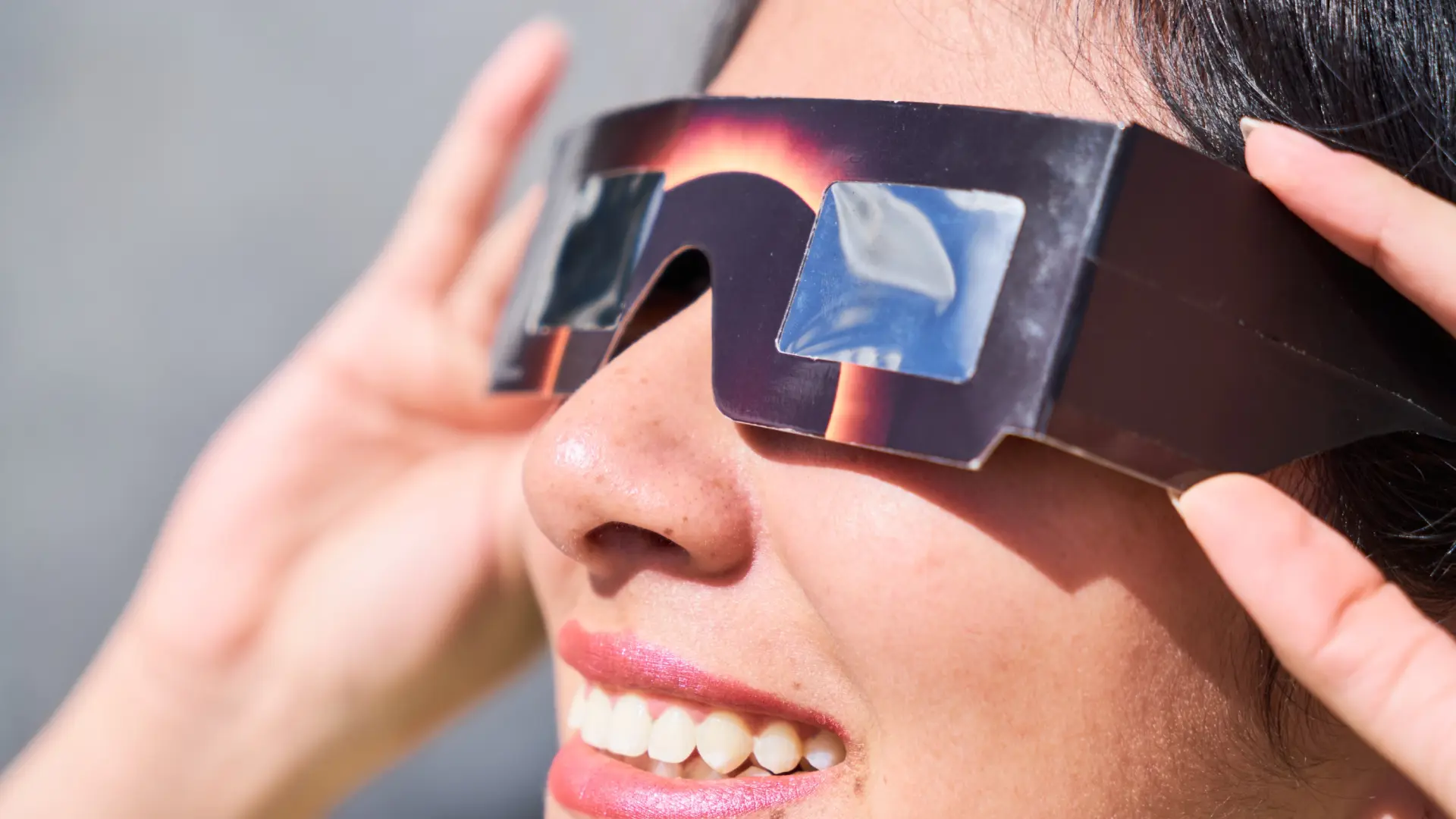 Gafas para ver el eclipse solar: esto es lo que debes mirar antes de comprarlas, según la OCU