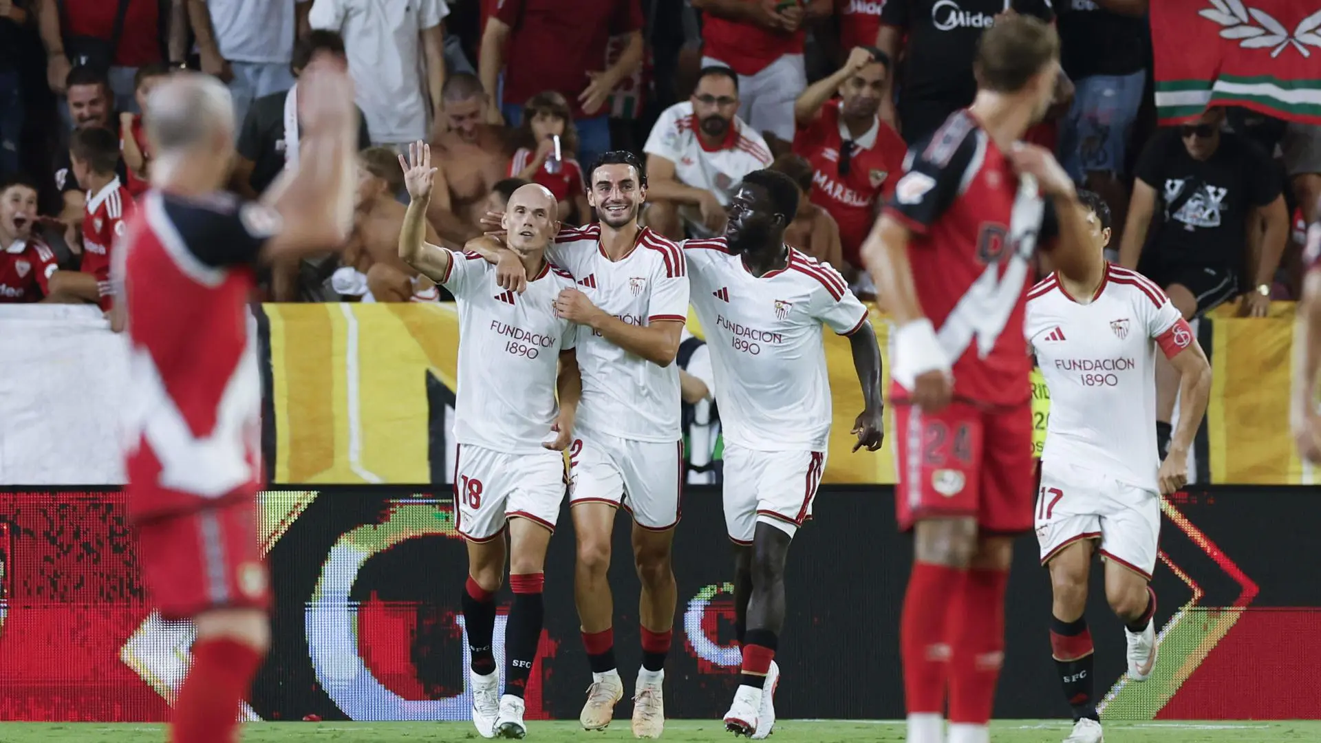 Remontada de un Sevilla con 10 ante el Rayo en un partido con polémica: tres penaltis, una expulsión y bronca final