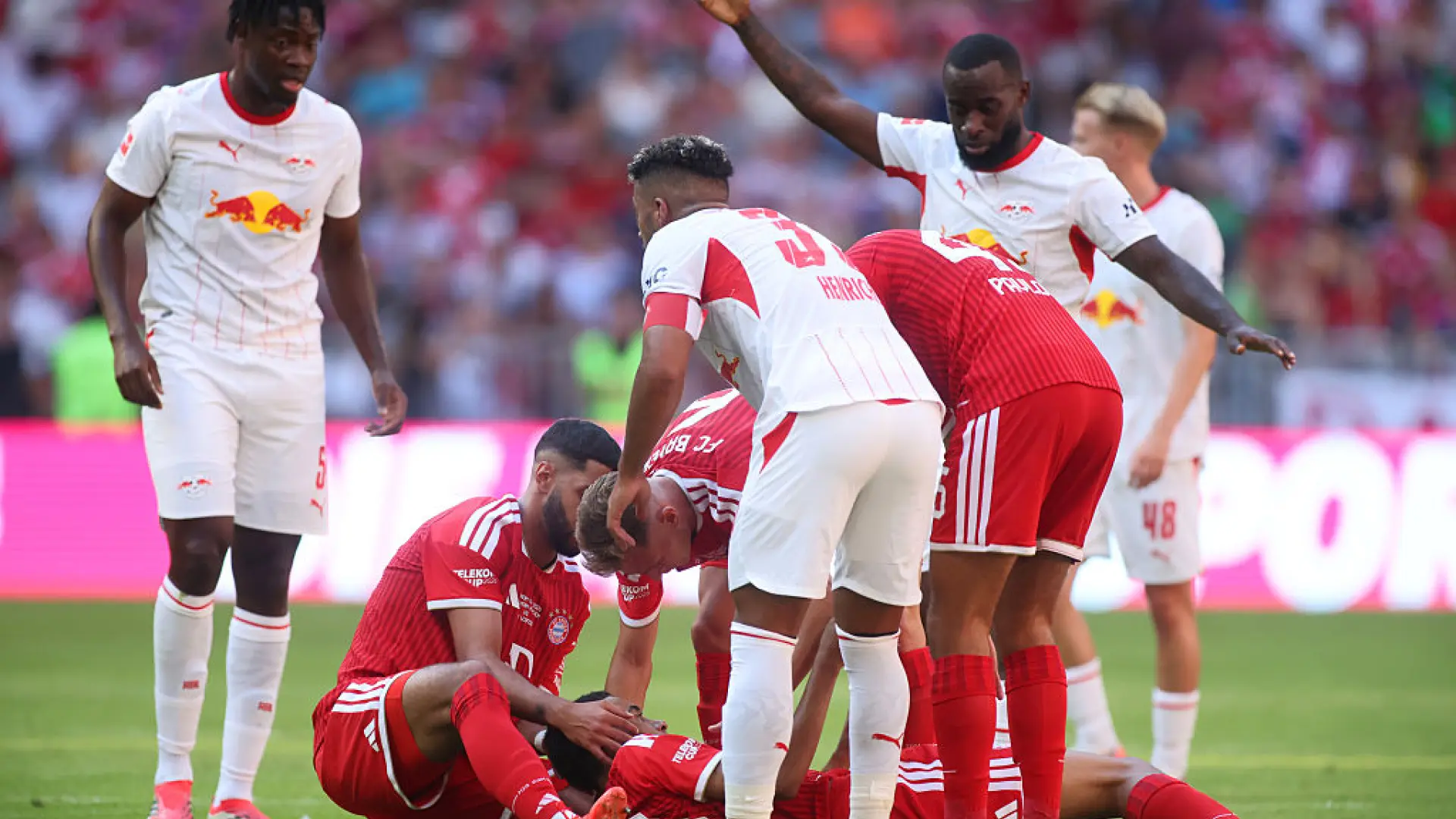 Momentos de tensión en el Bayern de Múnich: Jamal Musiala se desploma durante el amistoso contra el Leipzig