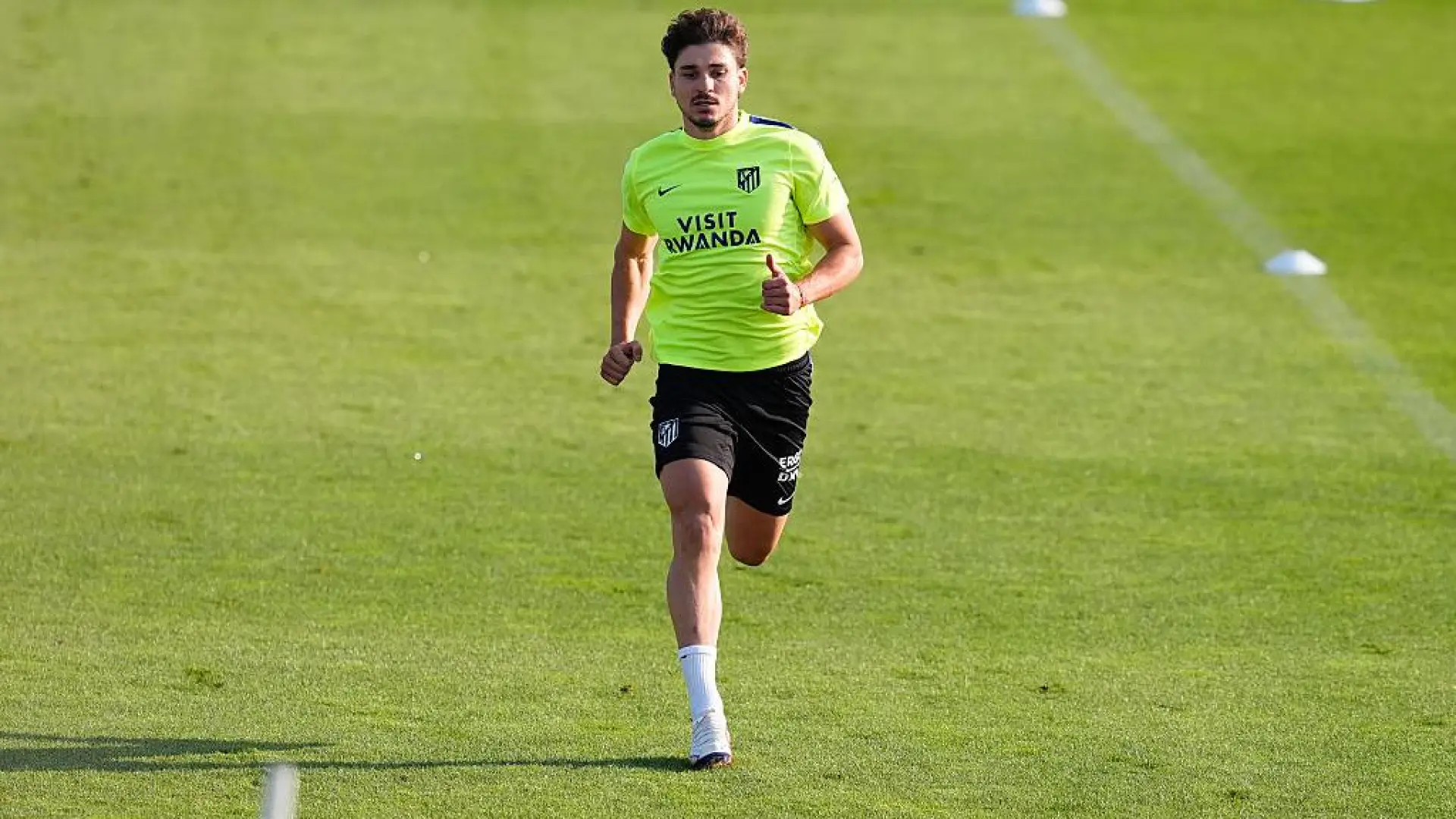 Julián Álvarez supera su «indisposición» y vuelve a los entrenamientos con el Atlético de Madrid