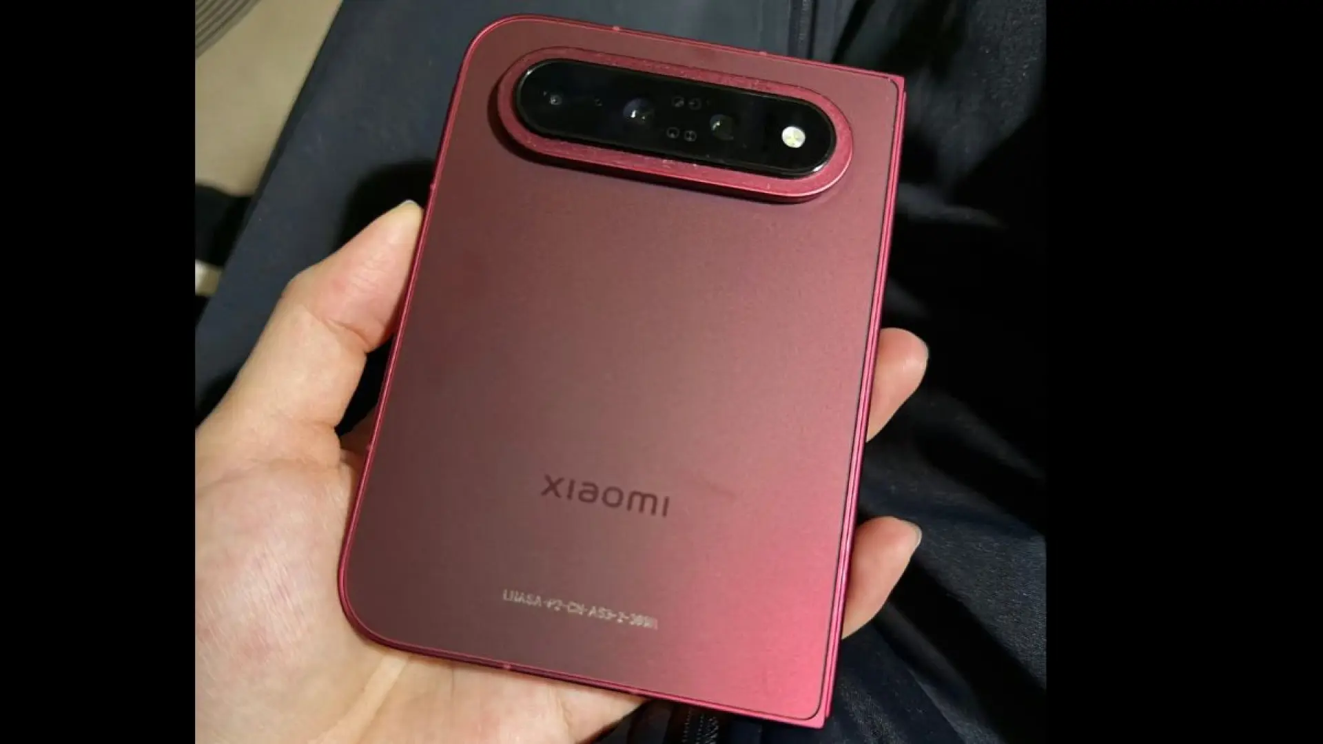 Las primeras imágenes del plegable Xiaomi 18 Fold confirman su diseño tipo pasaporte al estilo Samsung
