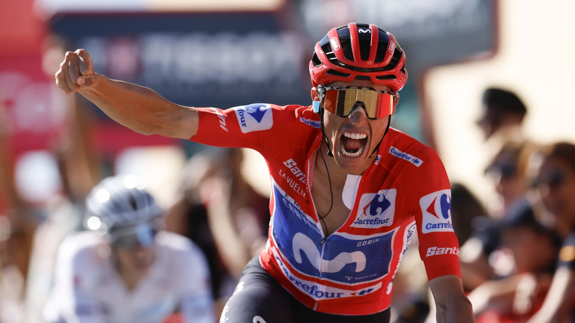 Enric Mas estrena el maillot rojo de La Vuelta con victoria en la novena etapa tras el abandono de Tadej Pogacar
