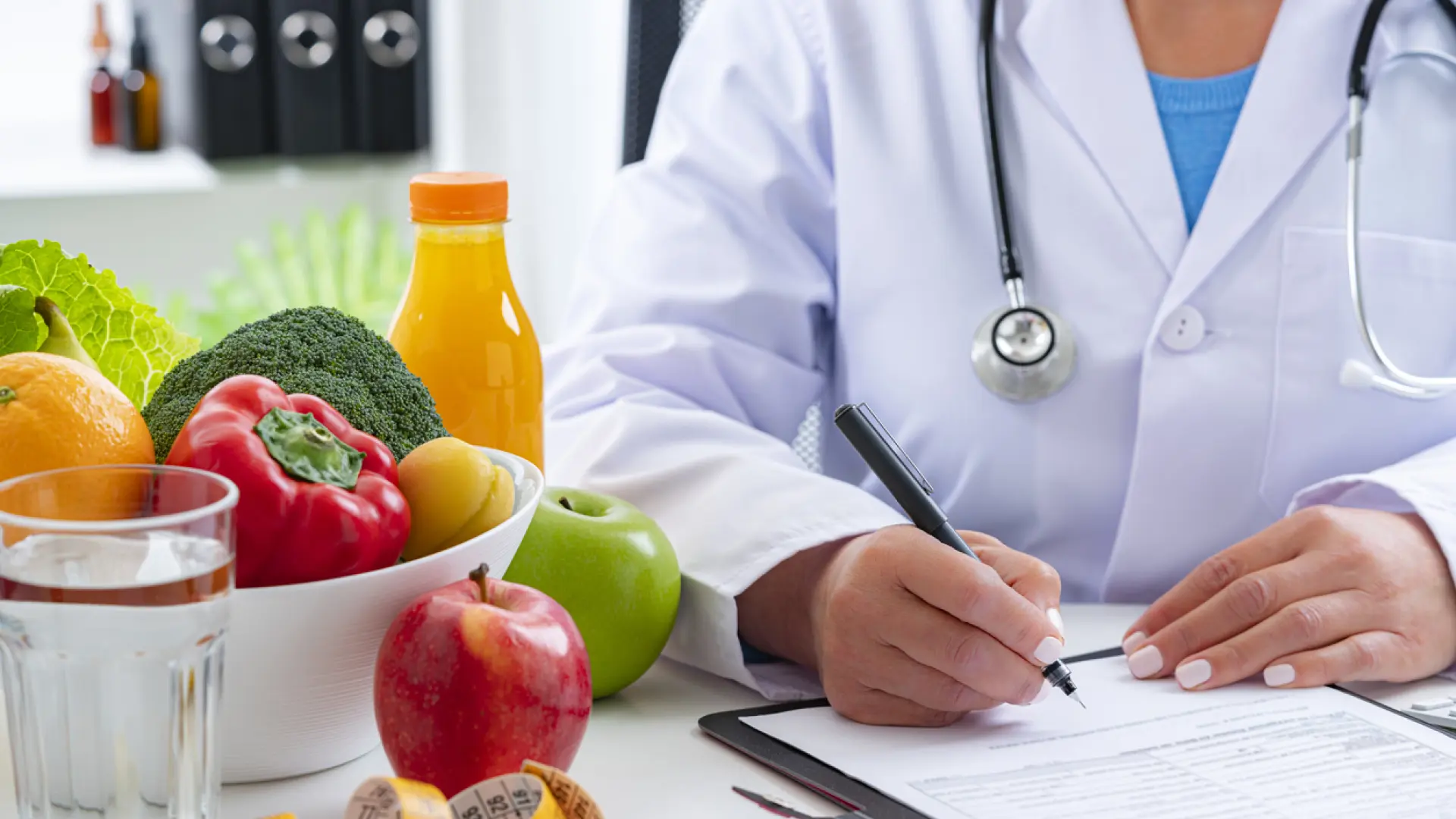 Una nutricionista recomienda adelantar la cena y elegir tomate o calabacín para dormir mejor en verano