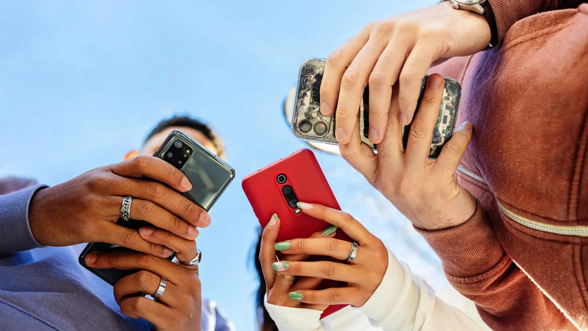 Del 'scroll infinito' a los 'likes': así atrapan las redes sociales como Instagram o Facebook a los menores