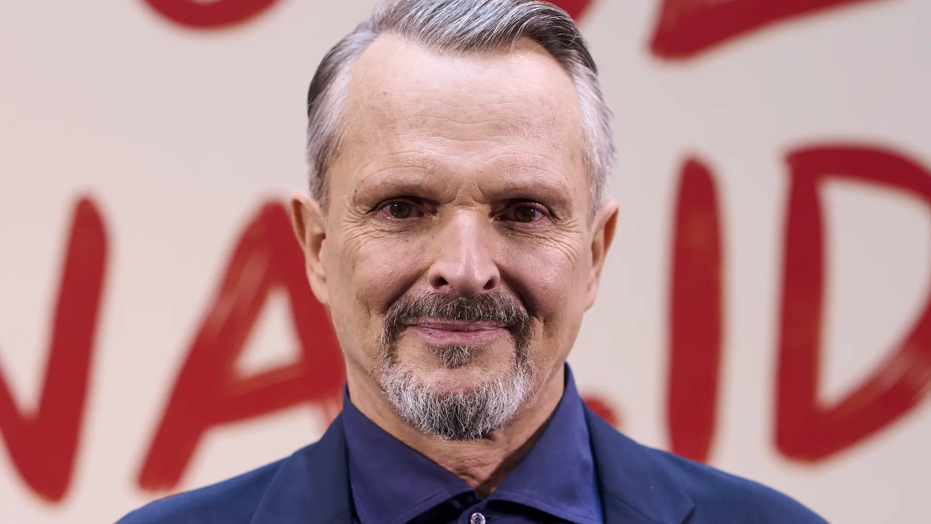 El comentado vídeo de Miguel Bosé en el que aparece bailando acompañado por su perro: «Farmeando aura»
