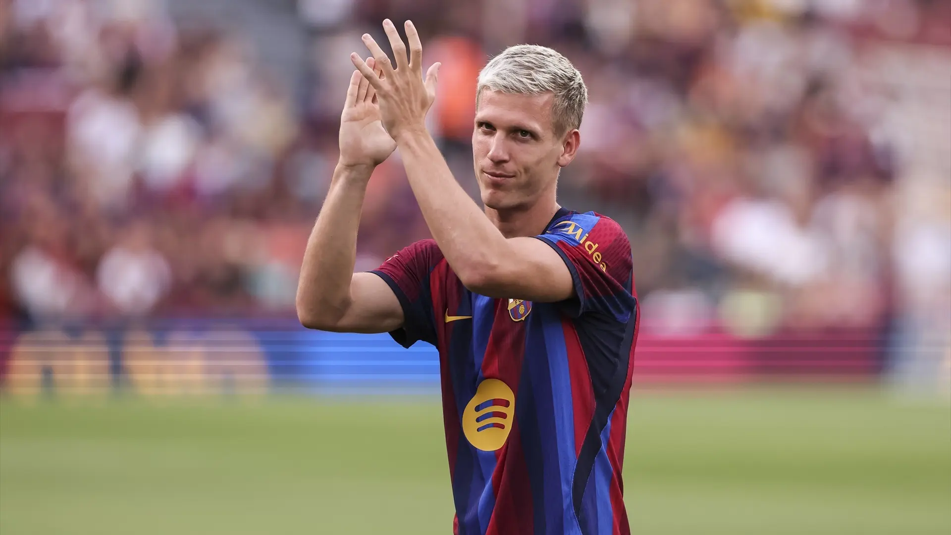 Mensaje de Dani Olmo para Ceuta durante su homenaje en Terrassa: «Un fuerte abrazo, mucho apoyo y todos mis respetos»