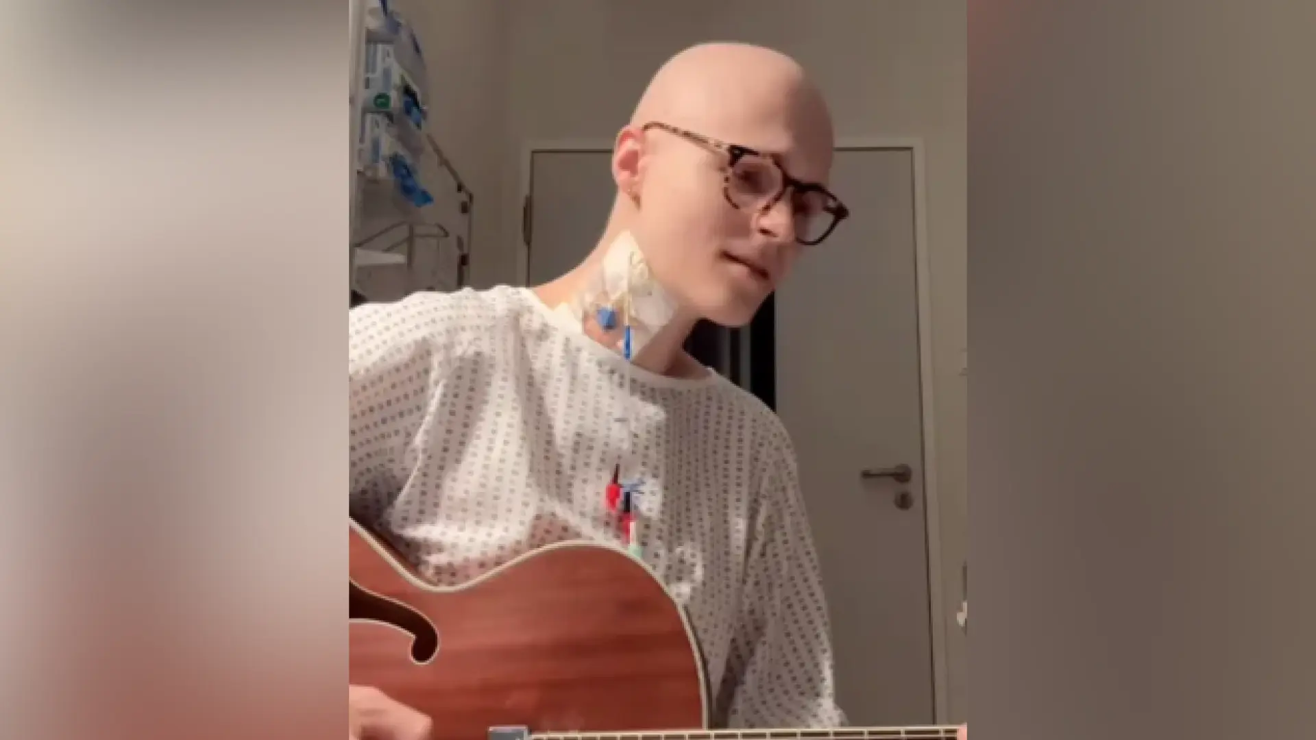 Un cantante, que había ocultado su leucemia, la da a conocer cantando desde el hospital: «Ojalá inspire a la gente»