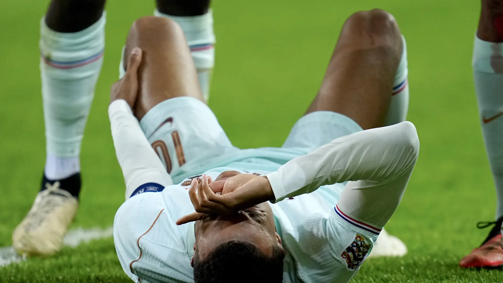 Mbappé se lesiona la rodilla y se retira tras marcar el gol de la victoria en el debut de Zidane como entrenador de Francia
